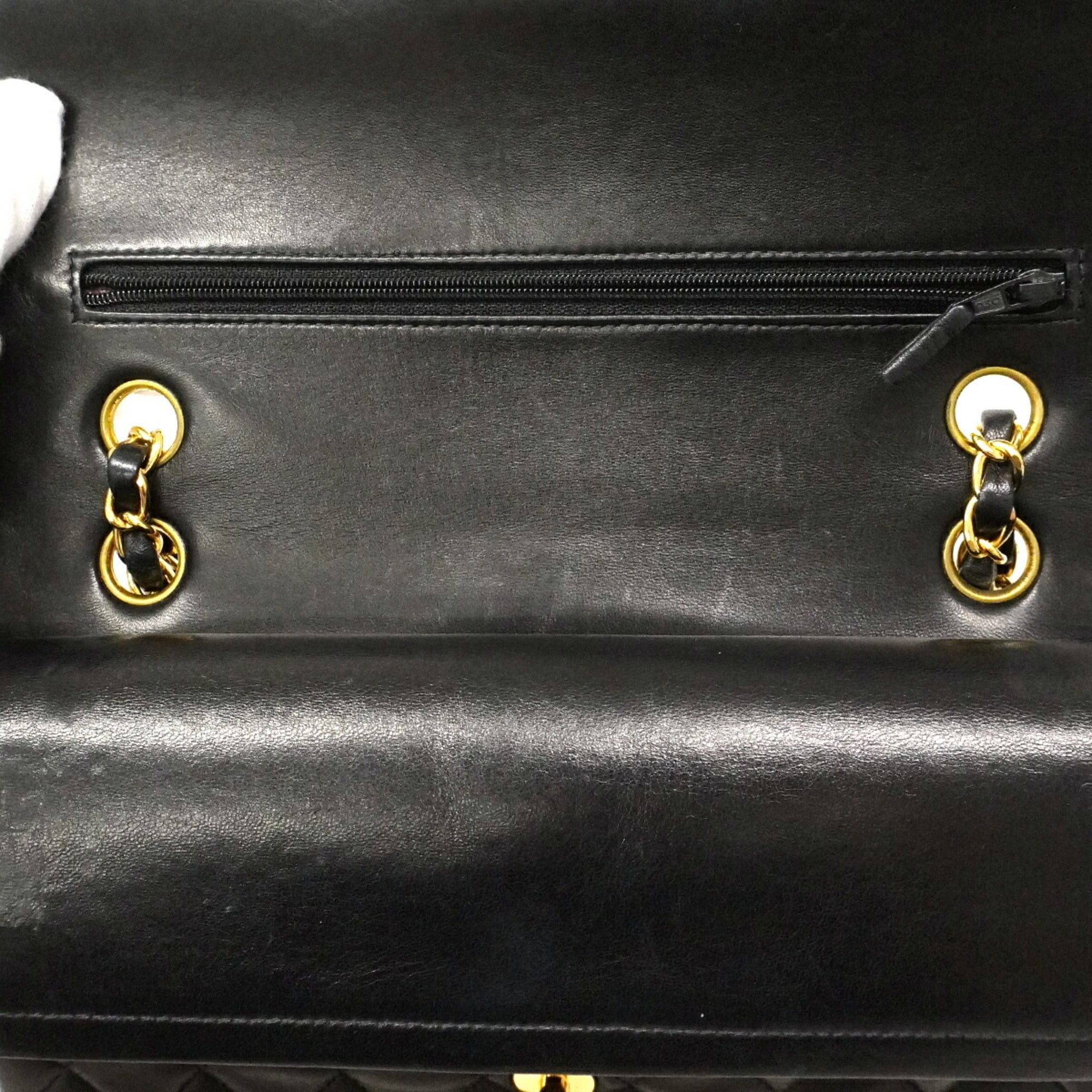 Chanel Black Leather Shoulder Bag (Pre-Owned)