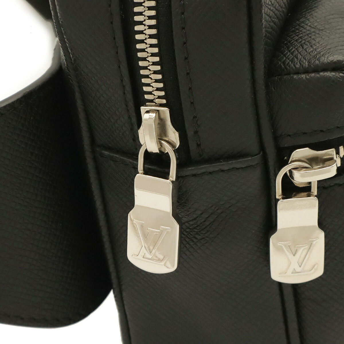 Louis Vuitton Noir Taiga Leather Leather Fanny Pack Pouch (Pre-Owned)
