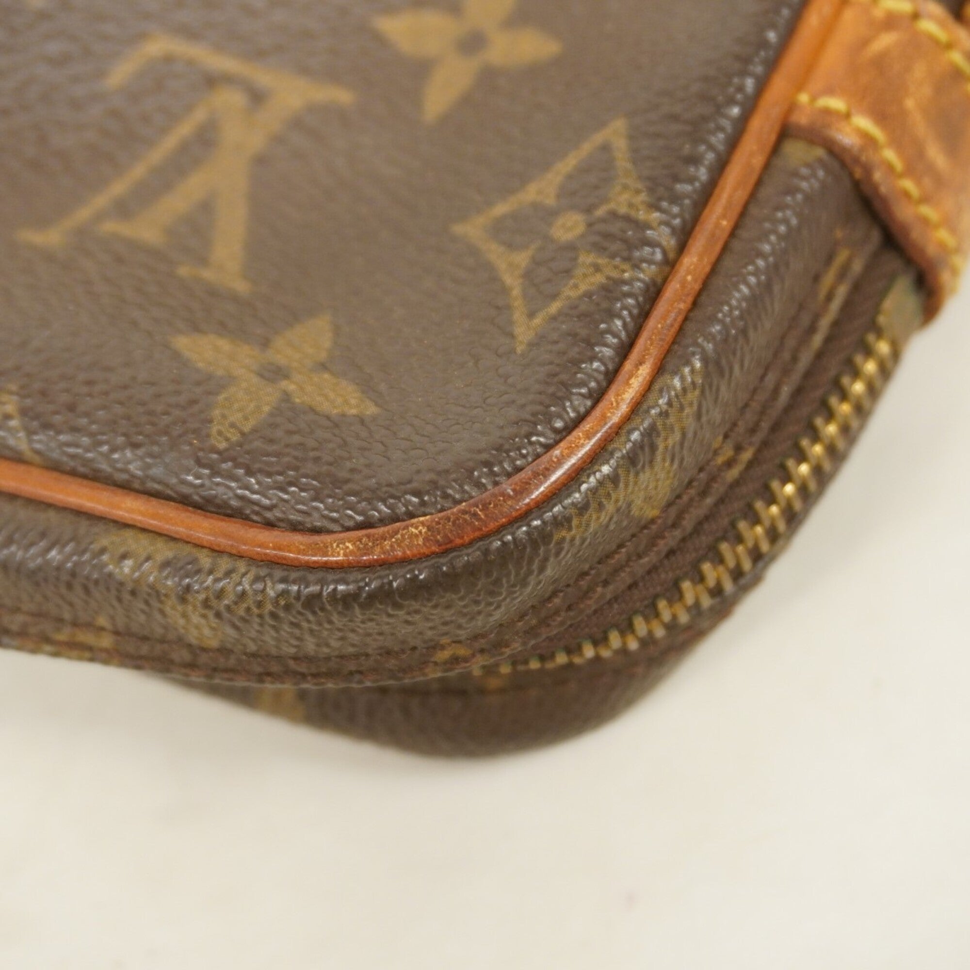 Louis Vuitton Brown Clutch Bag (Pre-Owned)