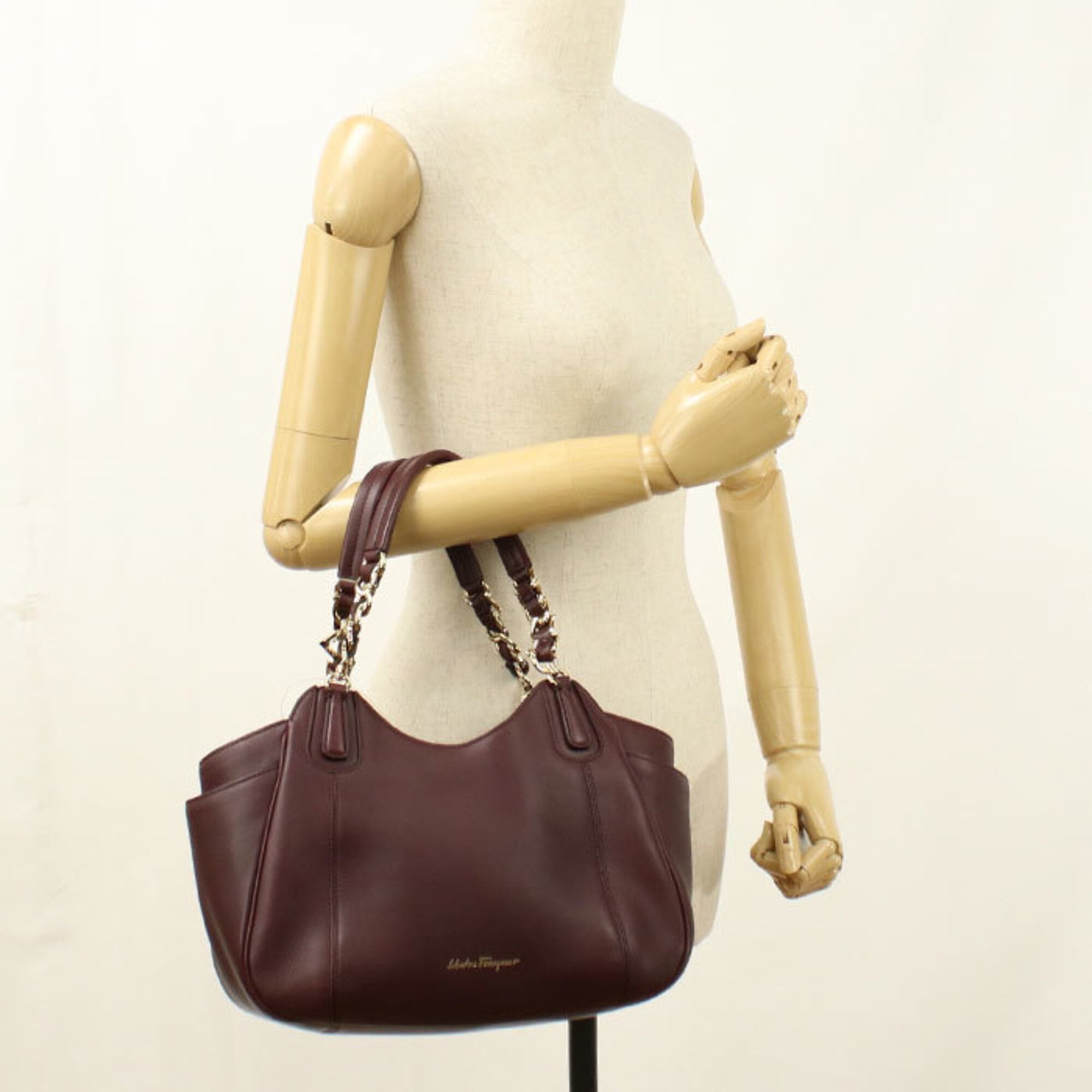Salvatore Ferragamo Red Color Wine Leather Handbag (Pre-Owned)
