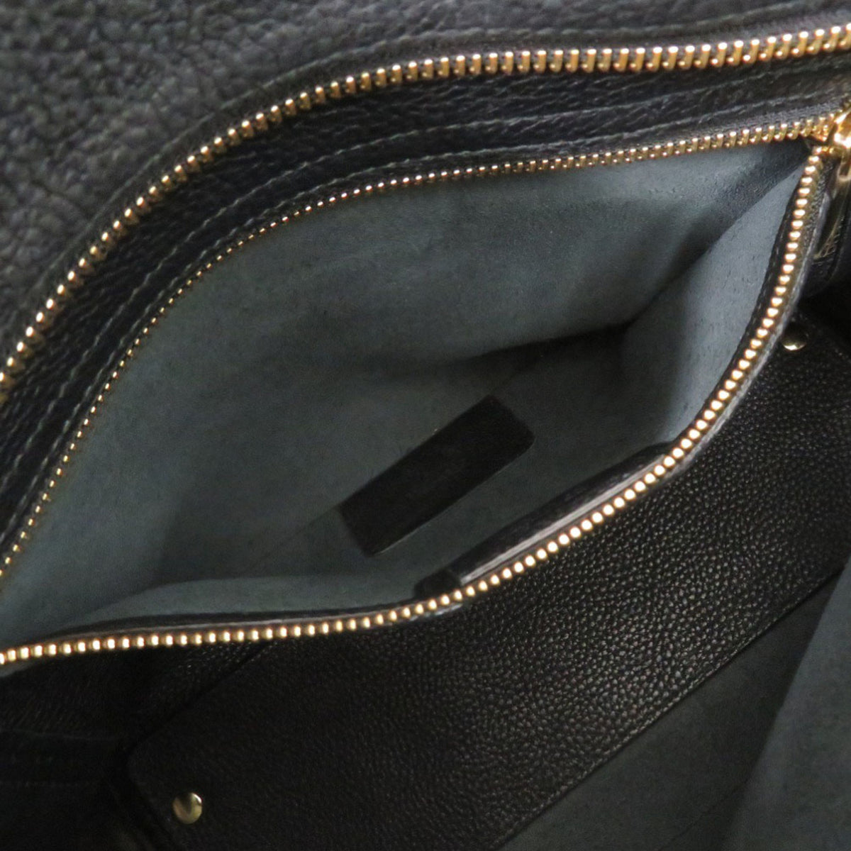 Salvatore Ferragamo Black Leather Shoulder Bag (Pre-Owned)