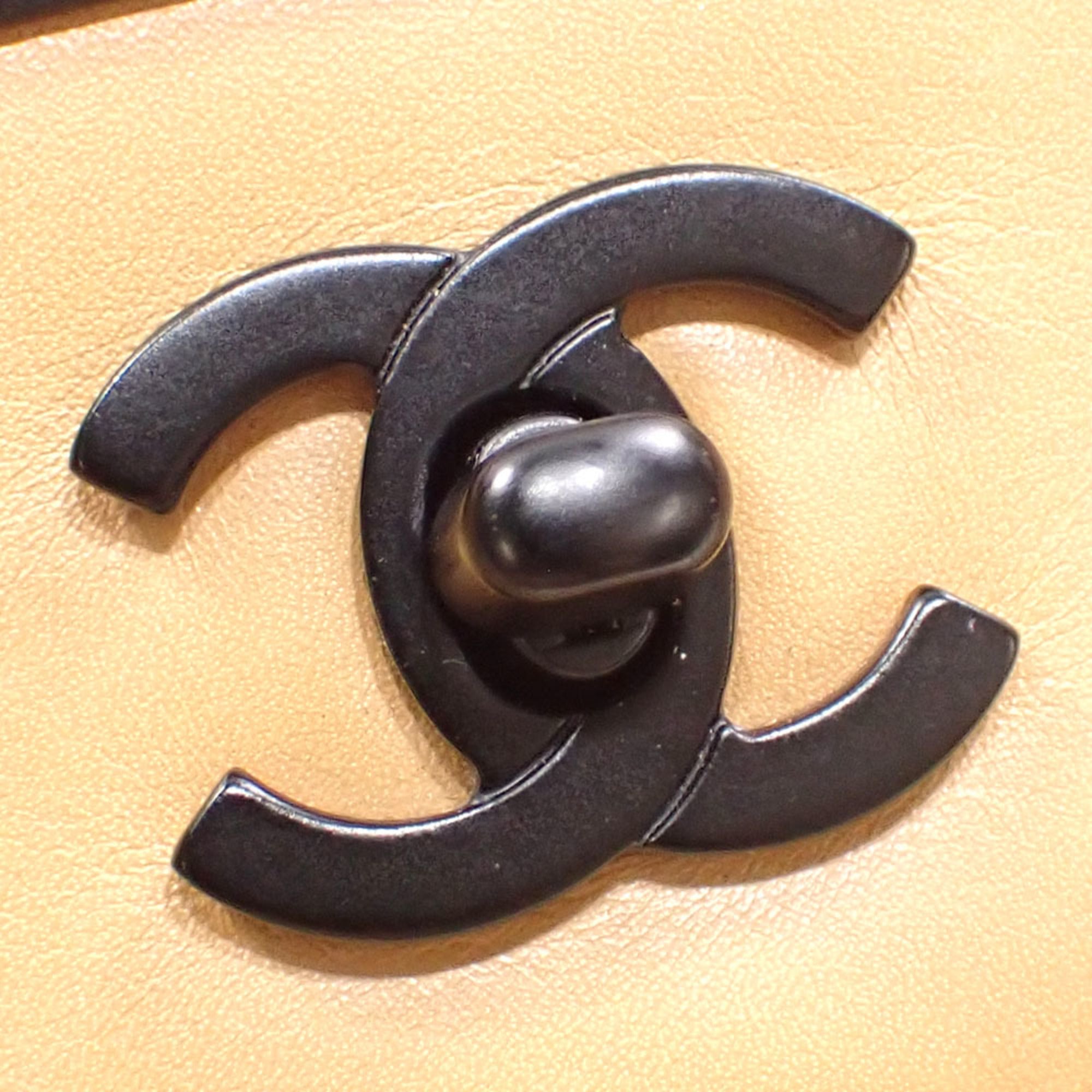 Chanel Beige Leather Shoulder Bag (Pre-Owned)