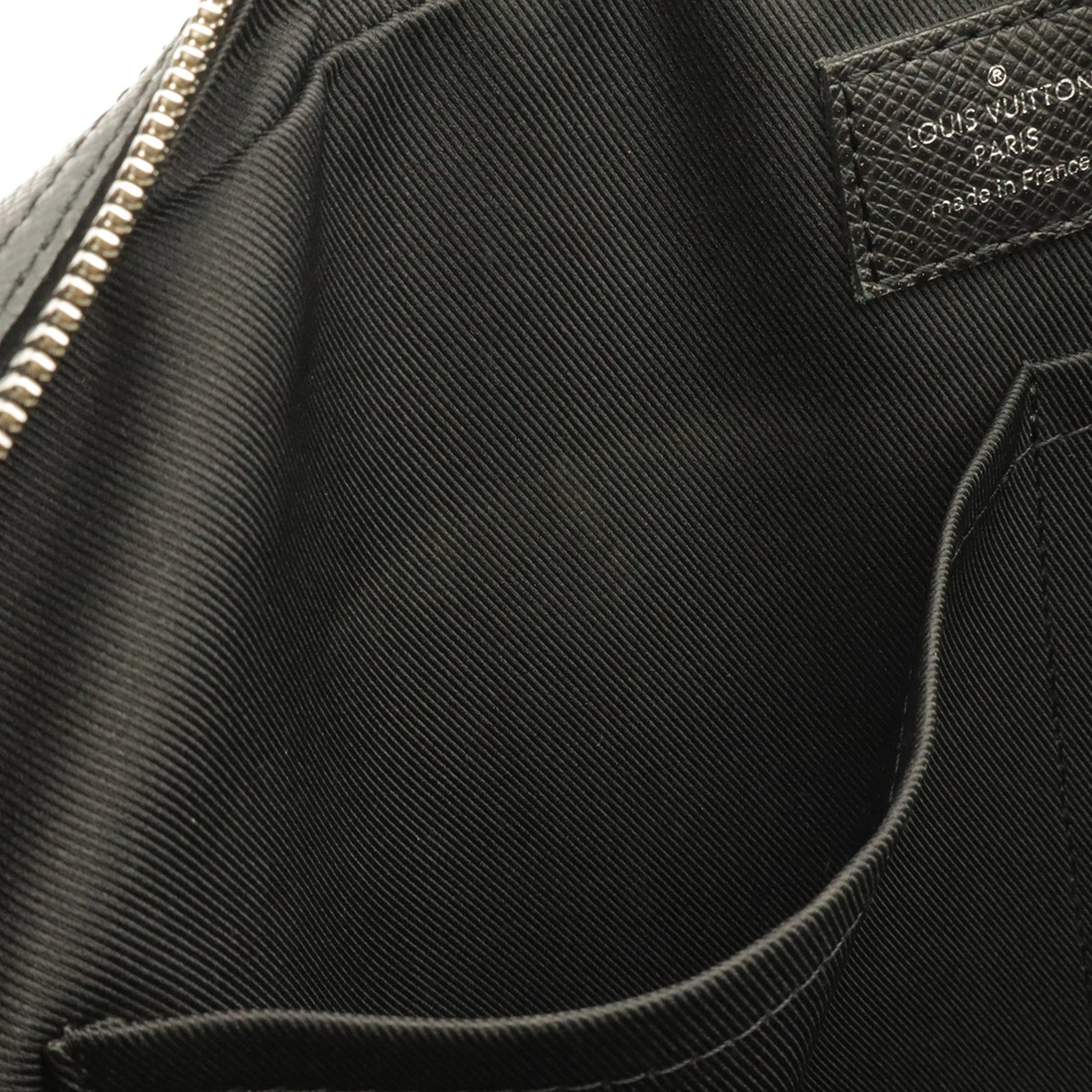 Louis Vuitton Ardoise Taiga Leather Leather Handbag (Pre-Owned)