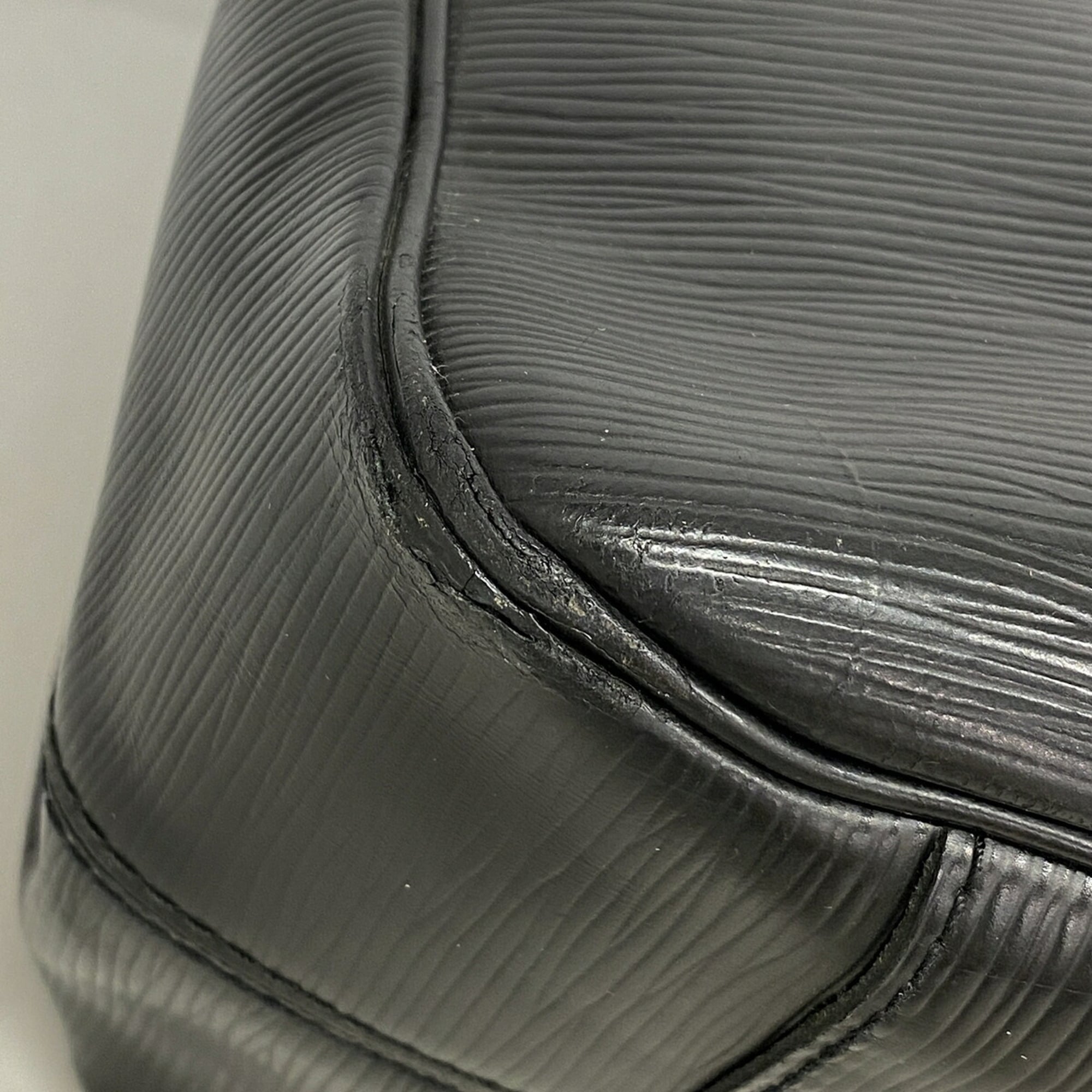 Louis Vuitton Noir Handbag (Pre-Owned)
