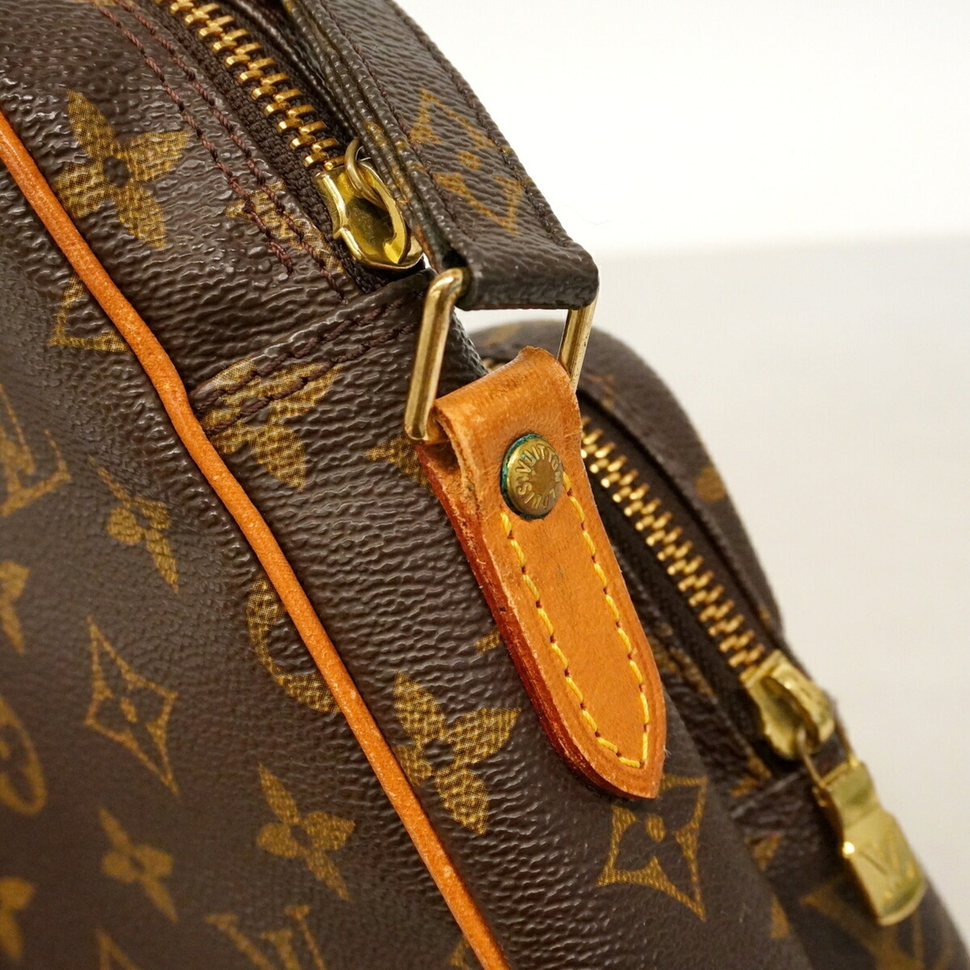 Louis Vuitton Brown Shoulder Bag (Pre-Owned)