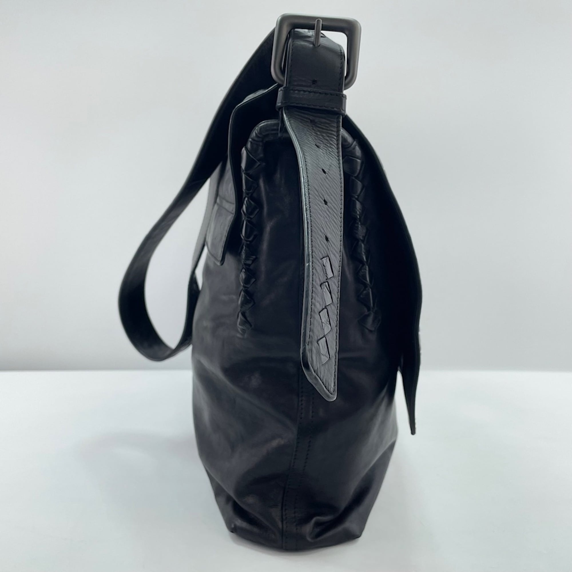 Bottega Veneta Black Messenger Bag (Pre-Owned)