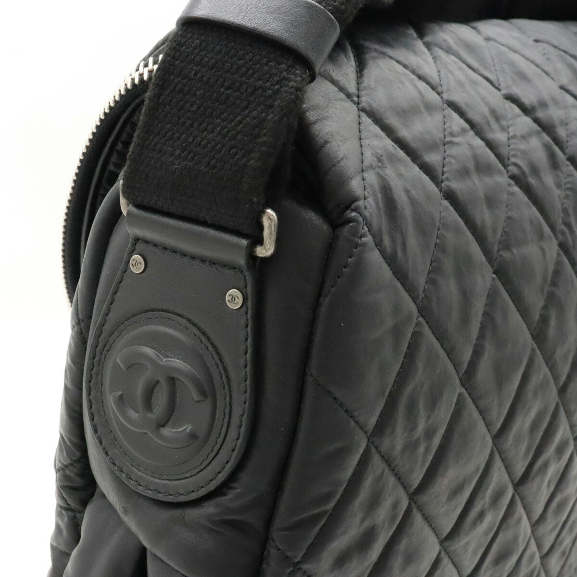 Chanel Black Leather Nylon Shoulder Bag (Pre-Owned)