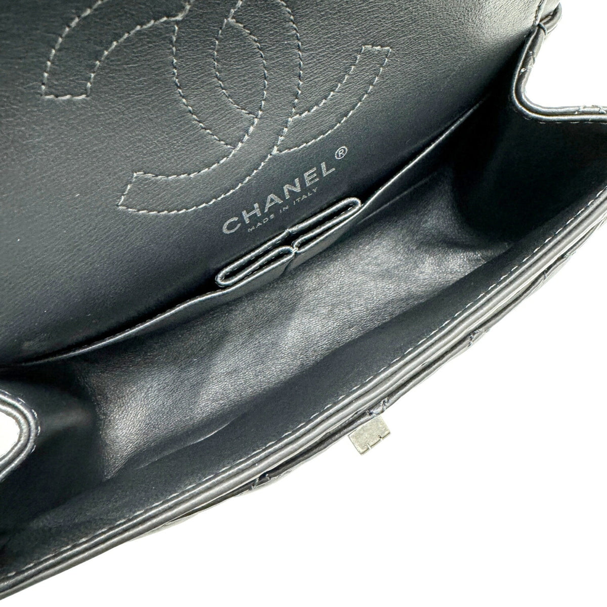 Chanel Dark Gray Leather Shoulder Bag (Pre-Owned)