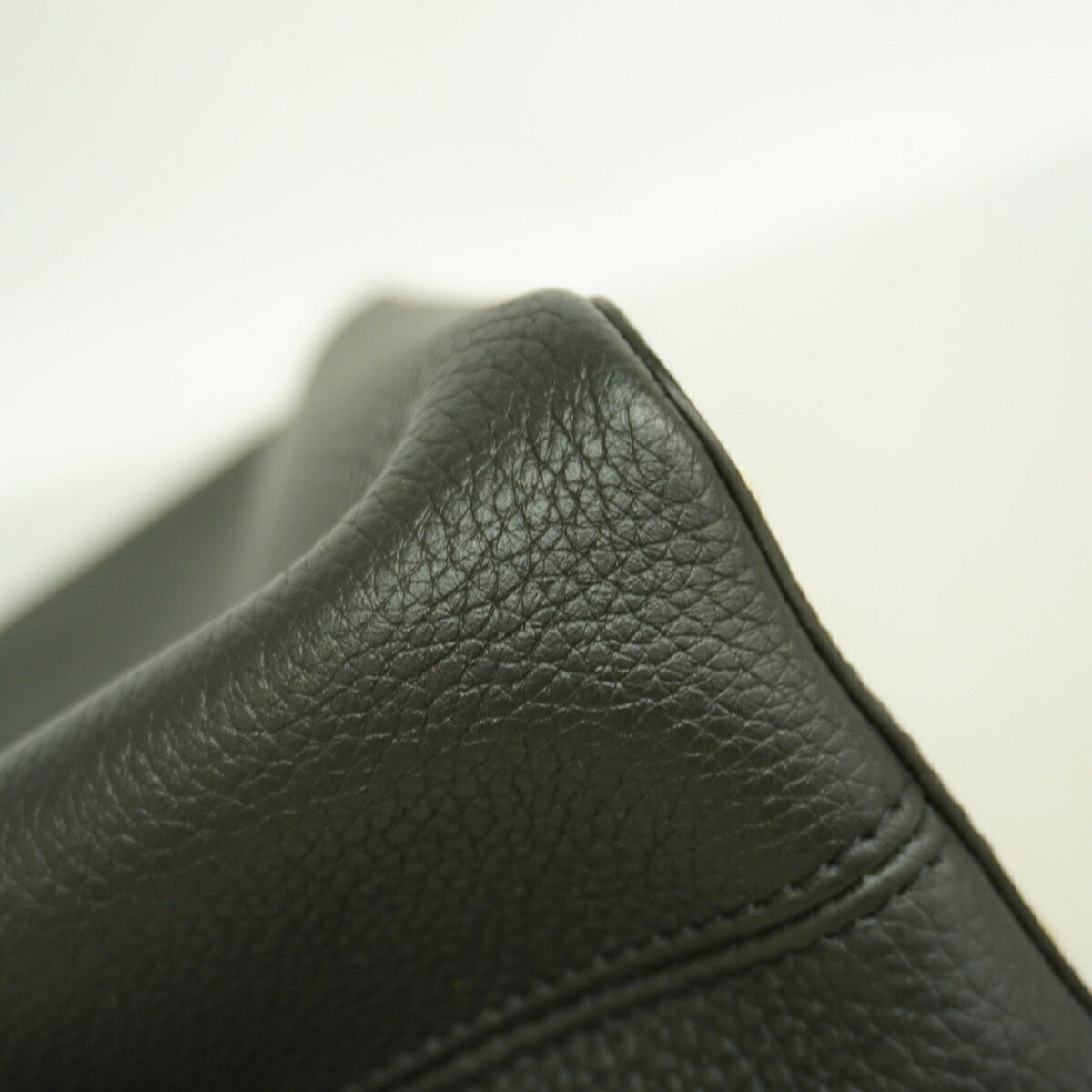 Louis Vuitton Noir Handbag (Pre-Owned)