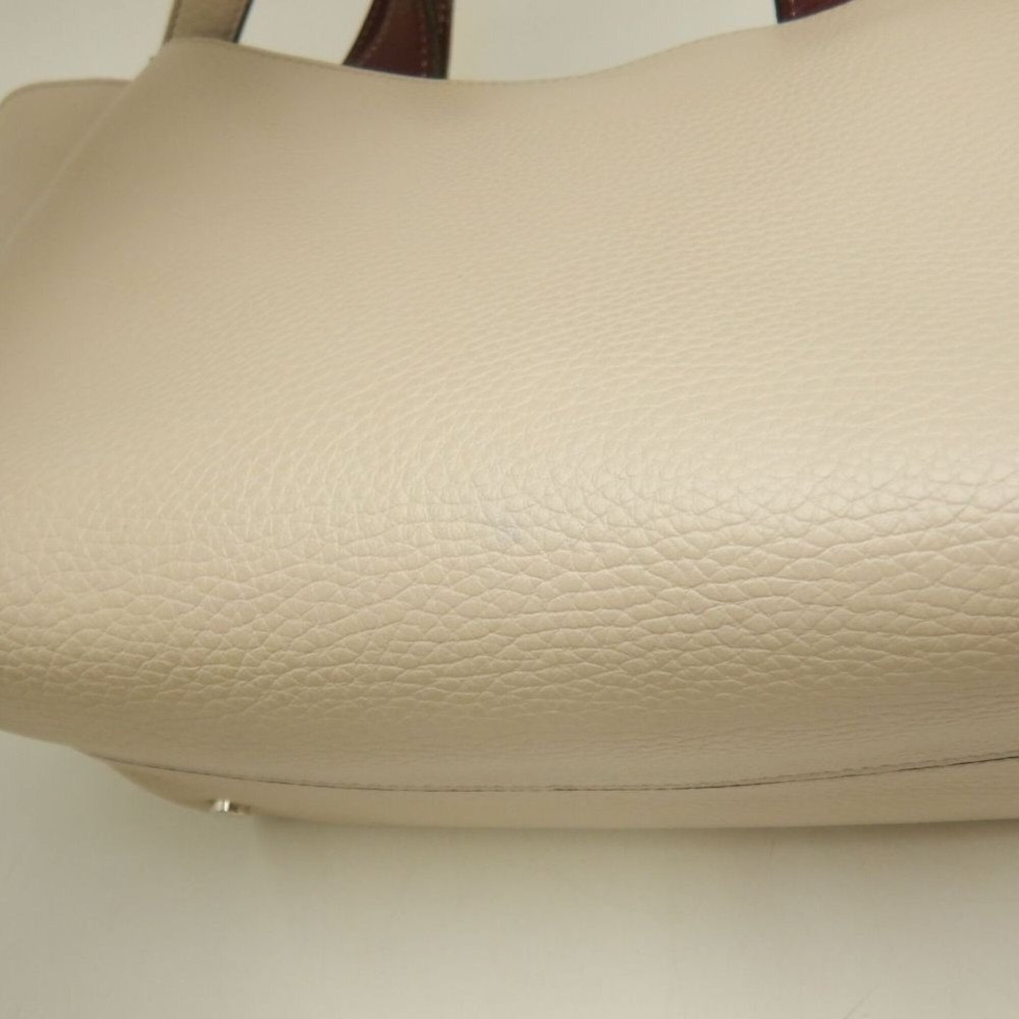 Tod's Cream Leather Handbag (Pre-Owned)