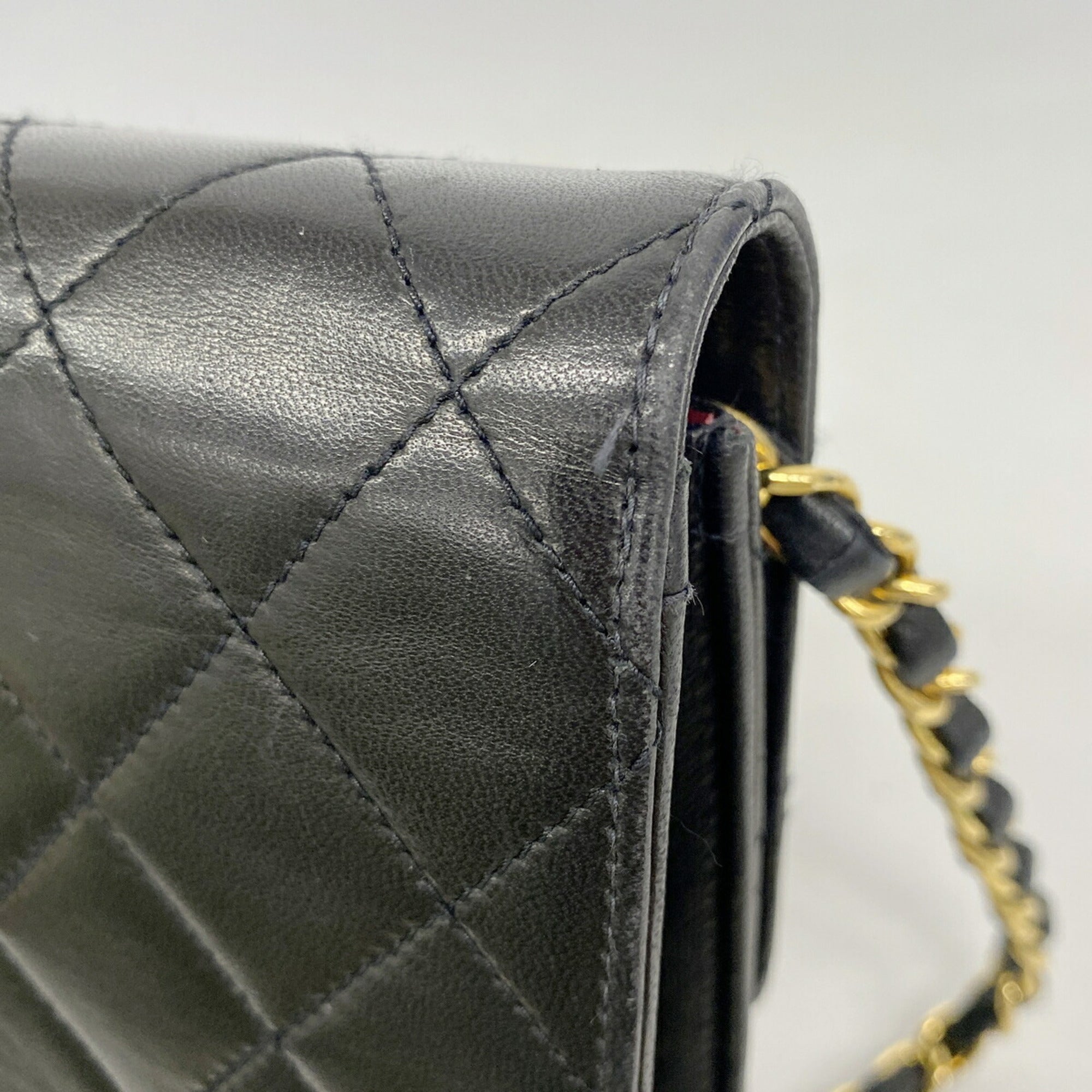 Chanel Black Leather Shoulder Bag (Pre-Owned)