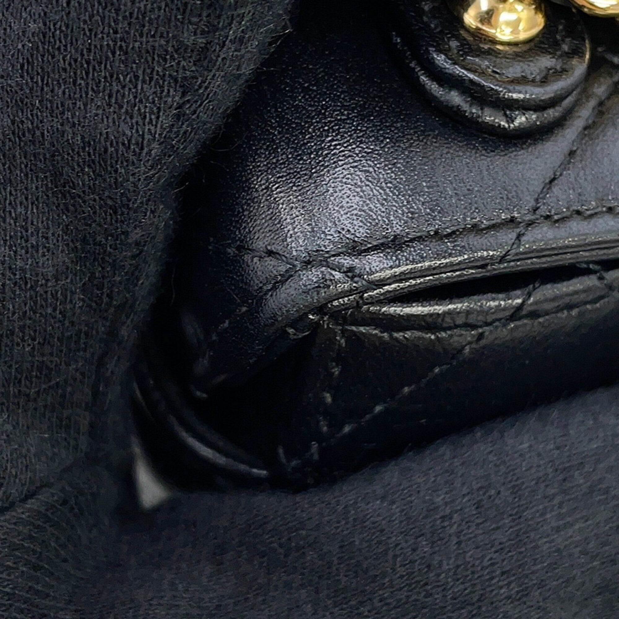Chanel Black Leather Shoulder Bag (Pre-Owned)