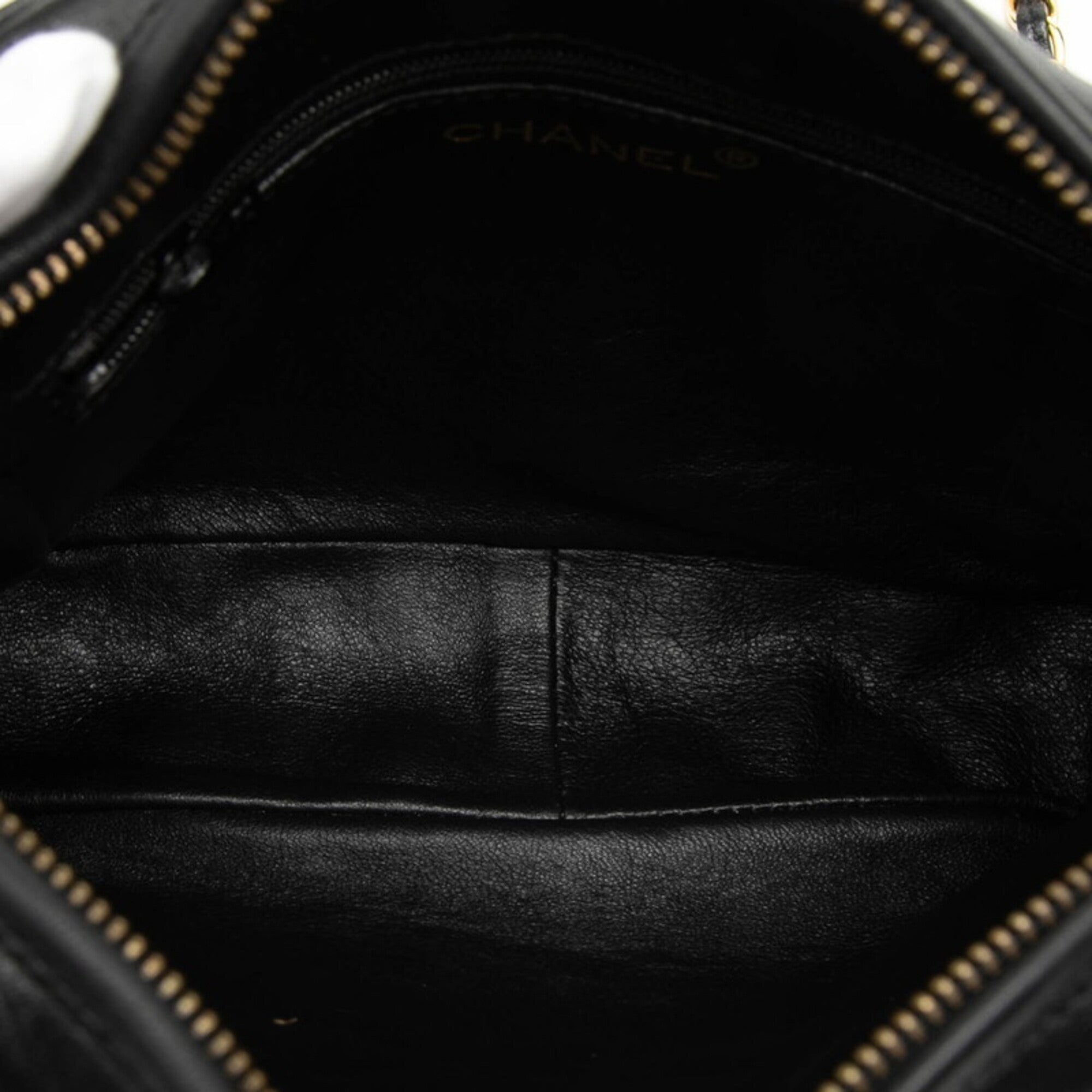 Chanel Black Leather Shoulder Bag (Pre-Owned)