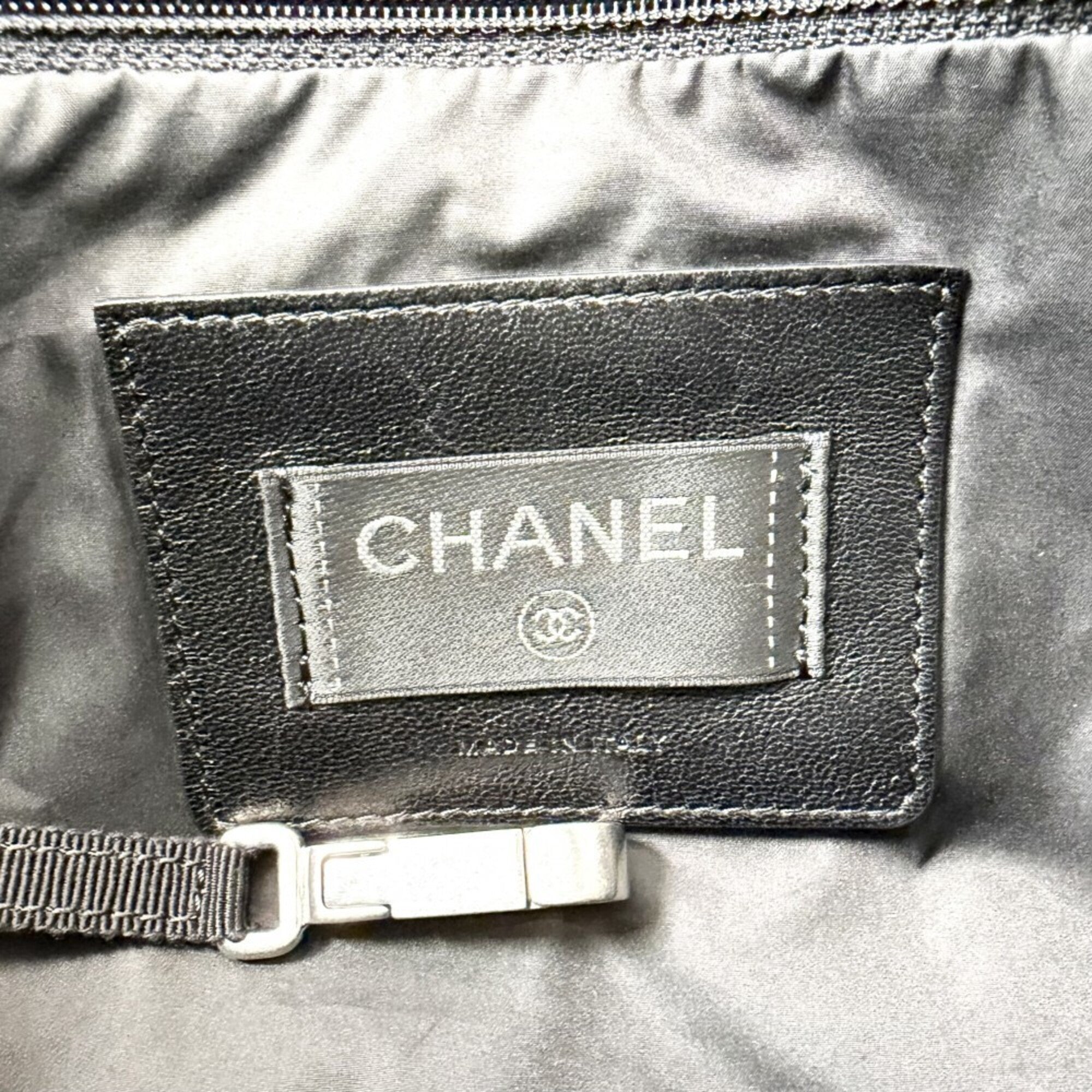 Chanel Black Nylon Shoulder Bag (Pre-Owned)
