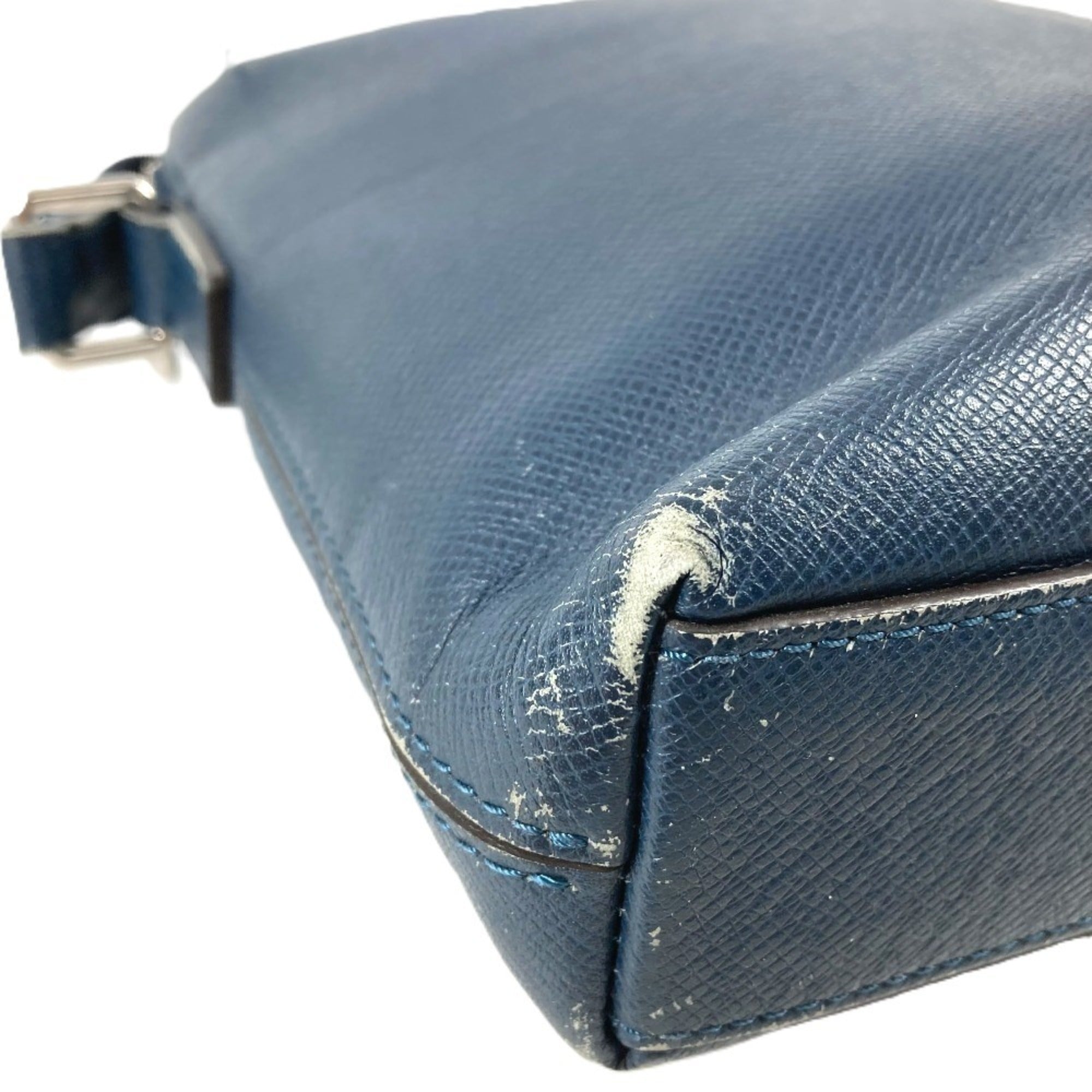Louis Vuitton Blue Ocean Taiga Leather Leather Shoulder Bag (Pre-Owned)