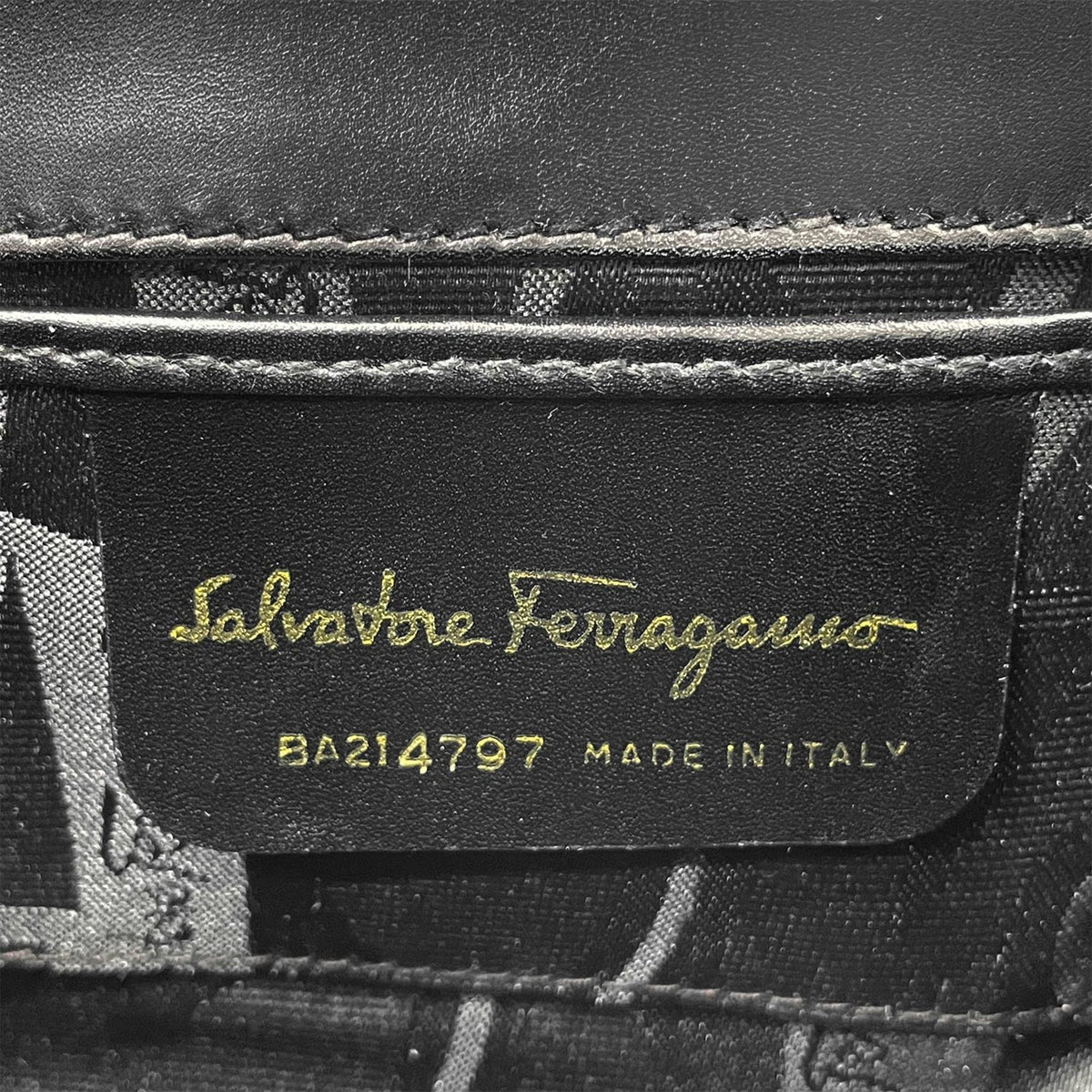Salvatore Ferragamo Black Leather Shoulder Bag (Pre-Owned)