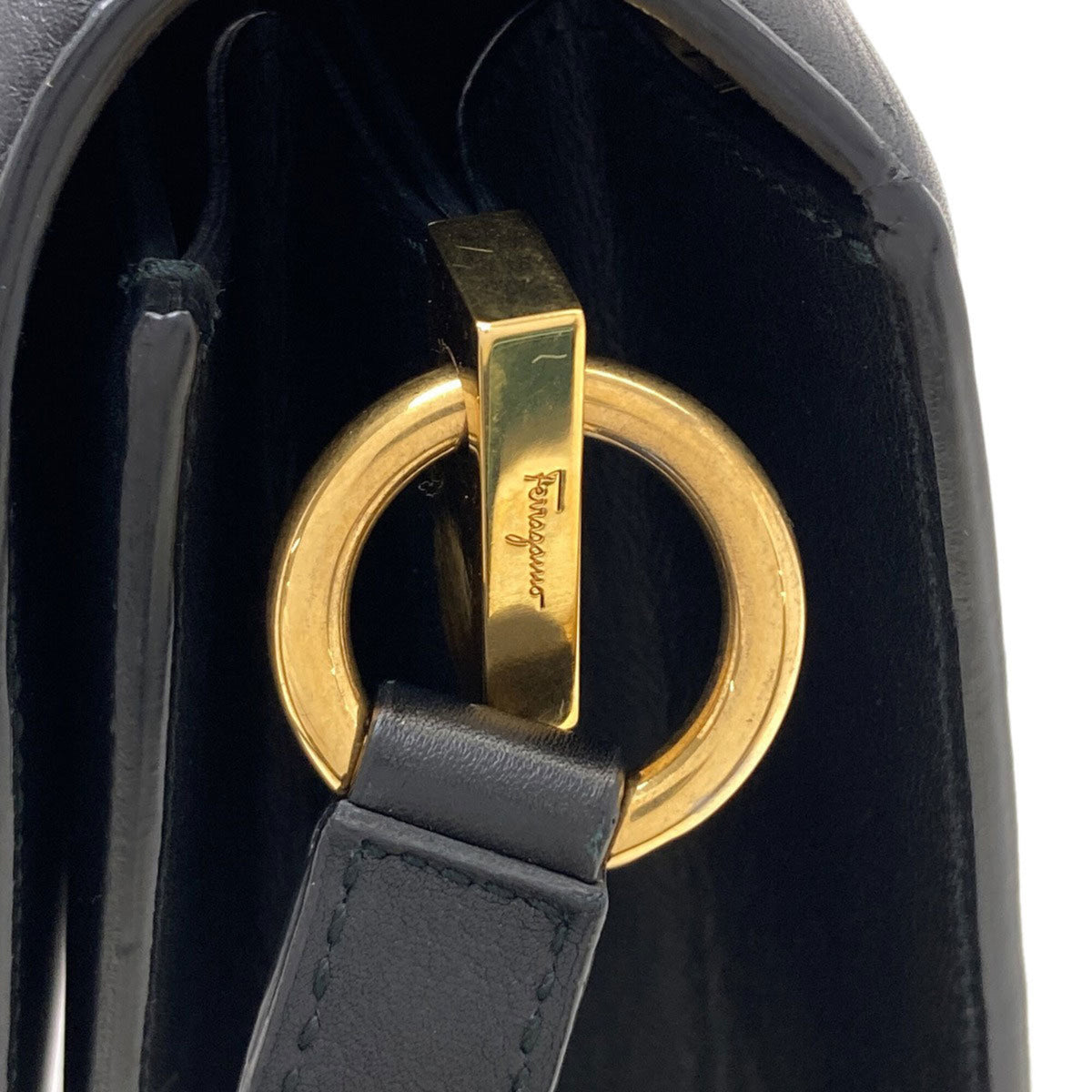 Salvatore Ferragamo Black Leather Shoulder Bag (Pre-Owned)