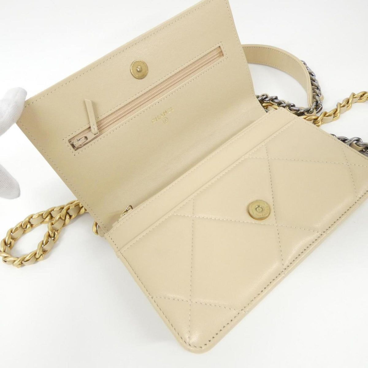 Chanel Beige Leather Chain/Shoulder Wallet (Pre-Owned)