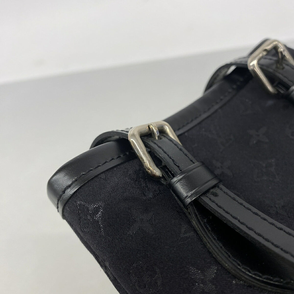 Louis Vuitton Noir Handbag (Pre-Owned)
