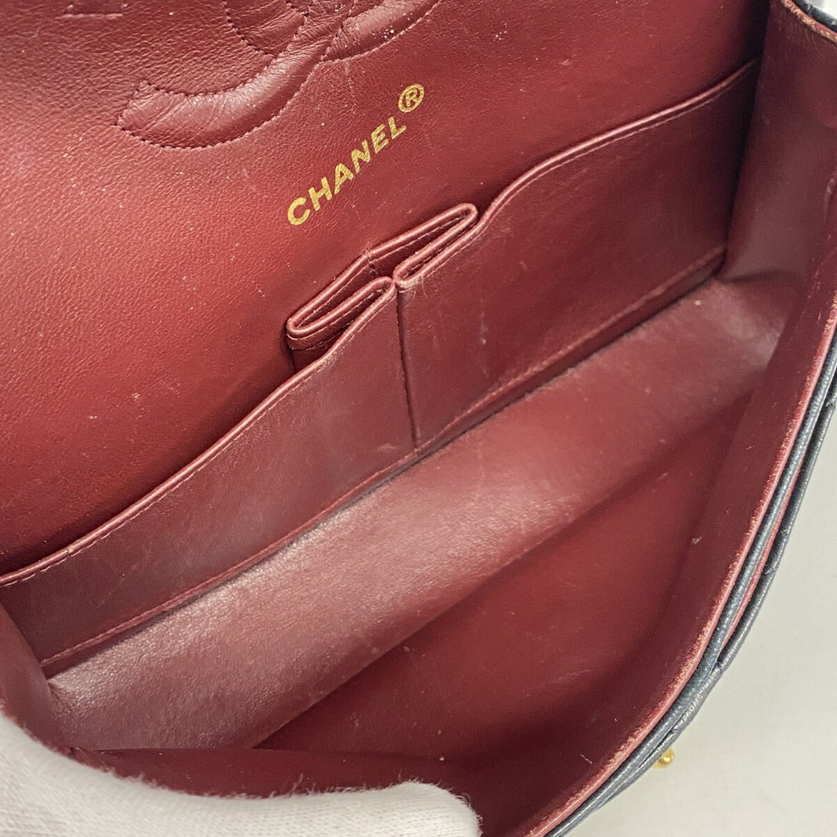 Chanel Black Leather Shoulder Bag (Pre-Owned)