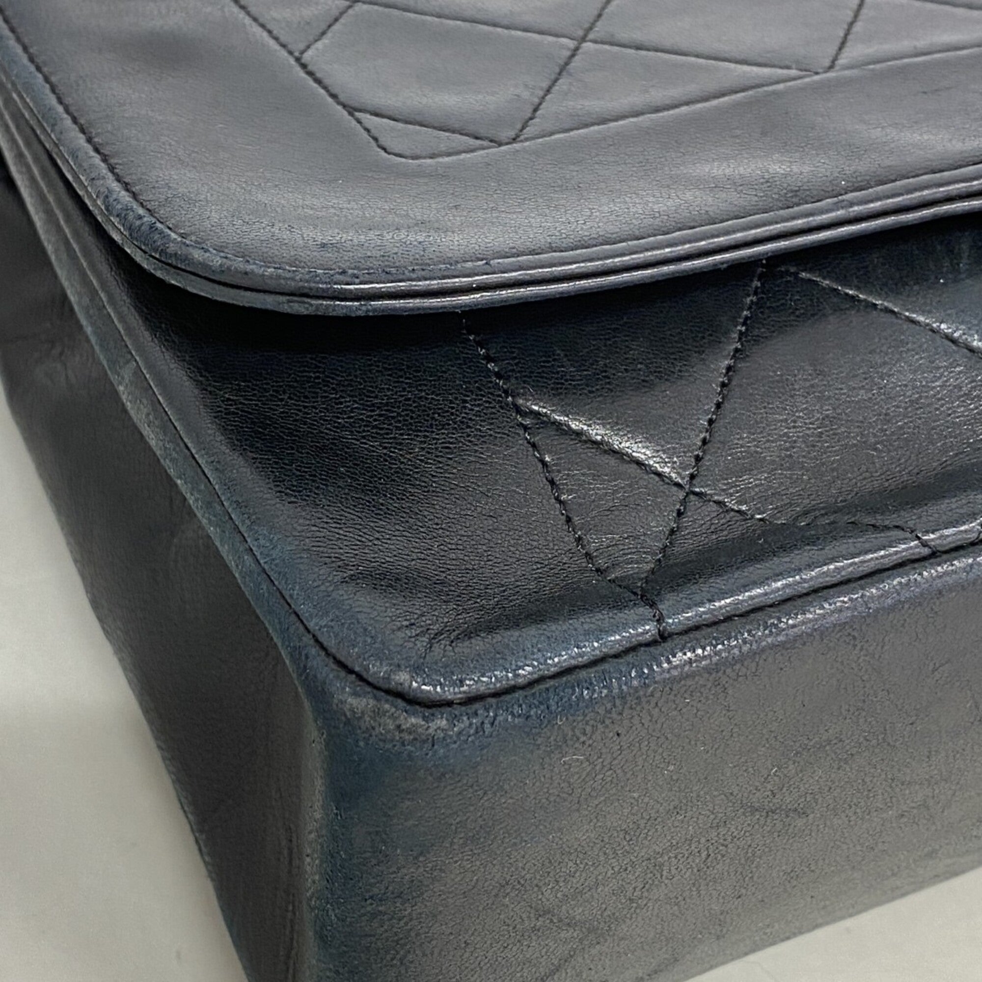 Chanel Black Leather Shoulder Bag (Pre-Owned)