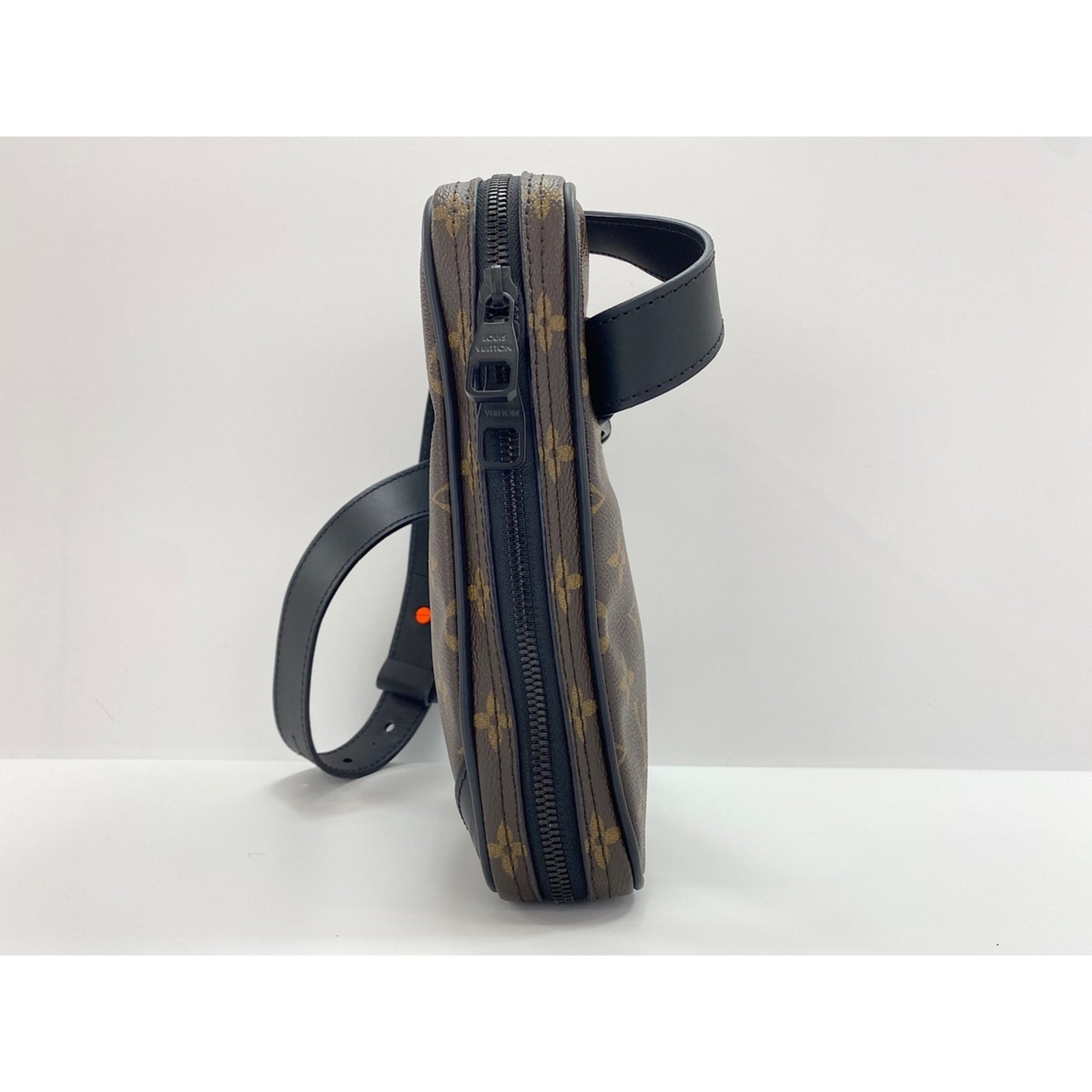 Louis Vuitton Brown Shoulder Bag (Pre-Owned)