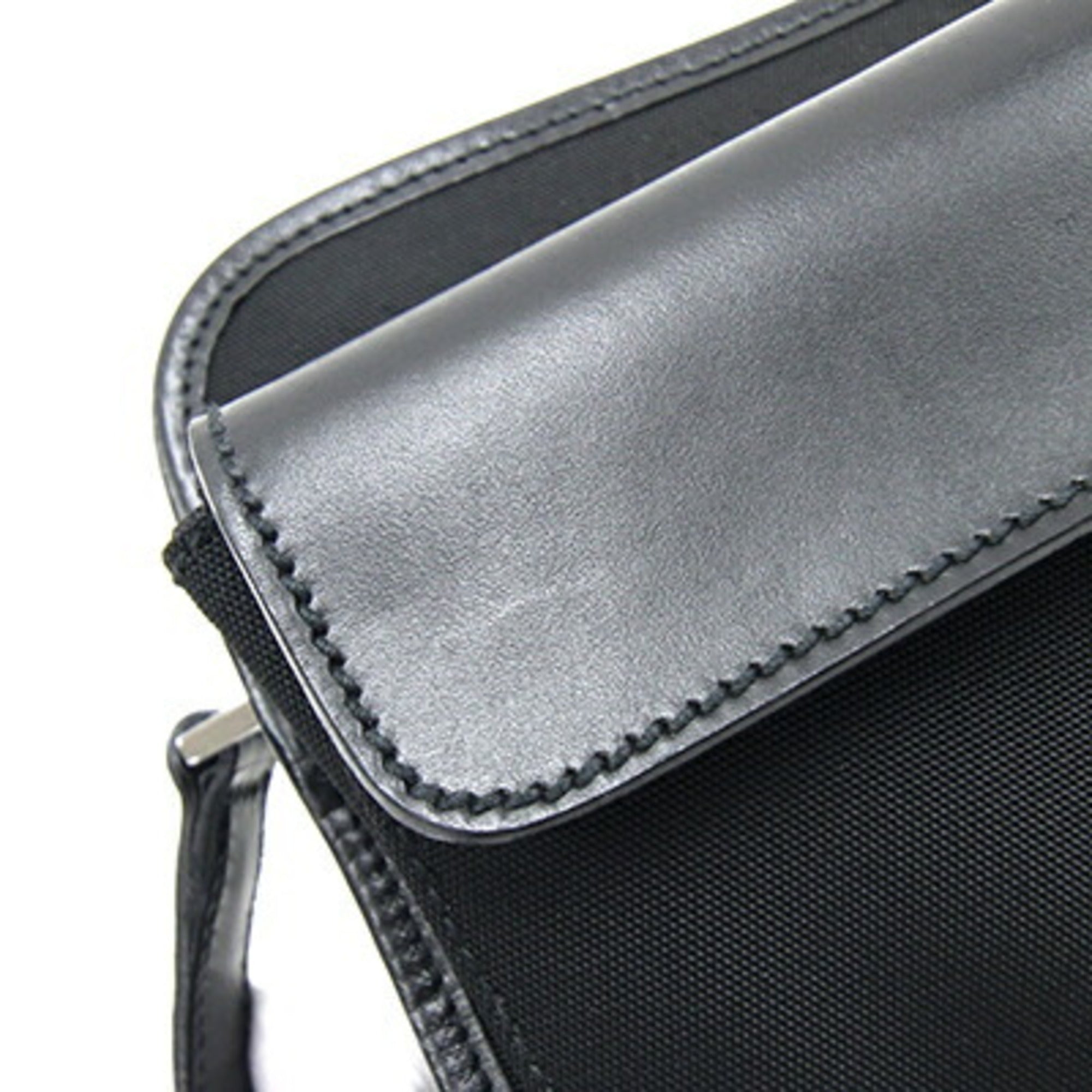 Gucci Black Nylon Canvas Leather Clutch Bag (Pre-Owned)