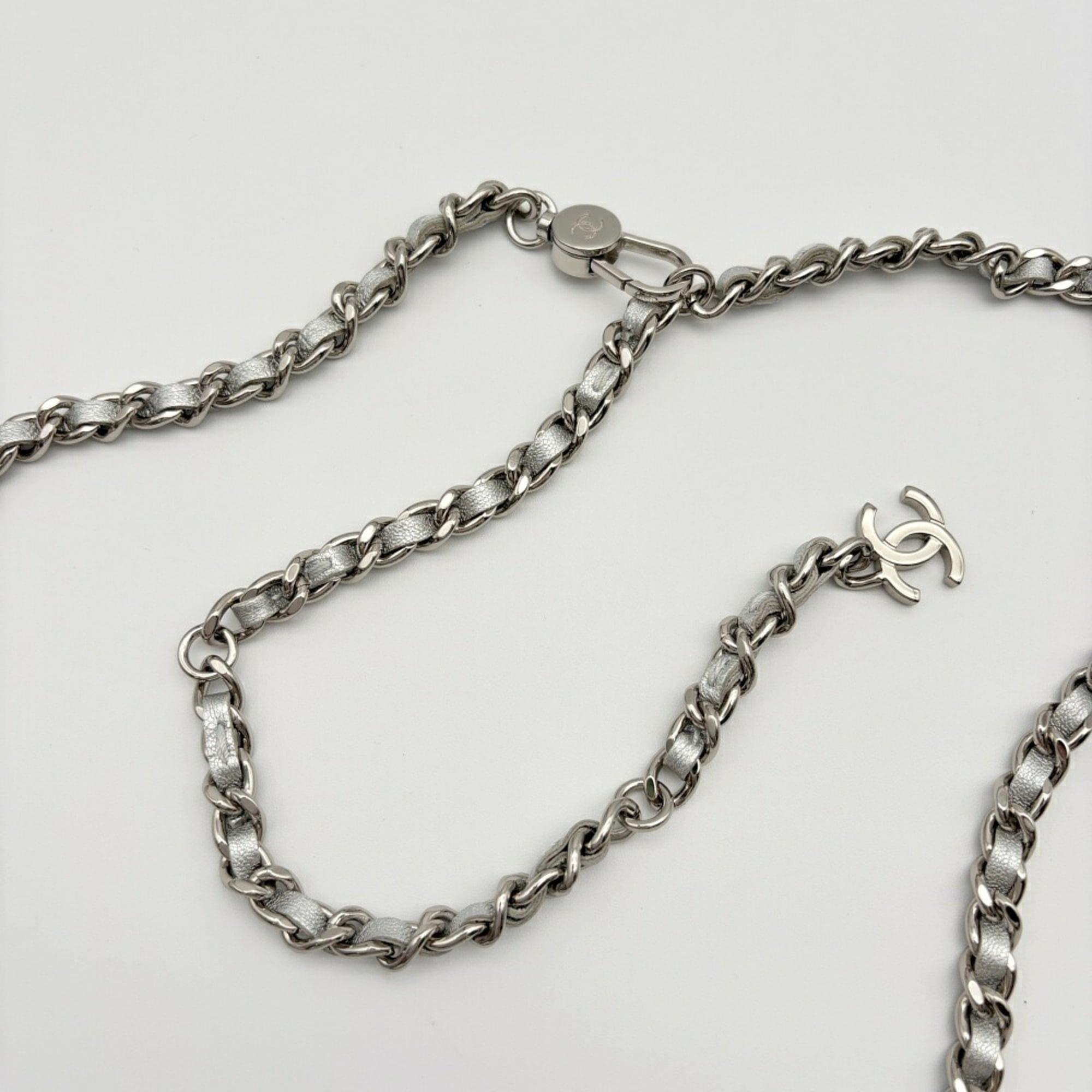 Chanel Matelasse Silver Leather Shoulder Bag (Pre-Owned)