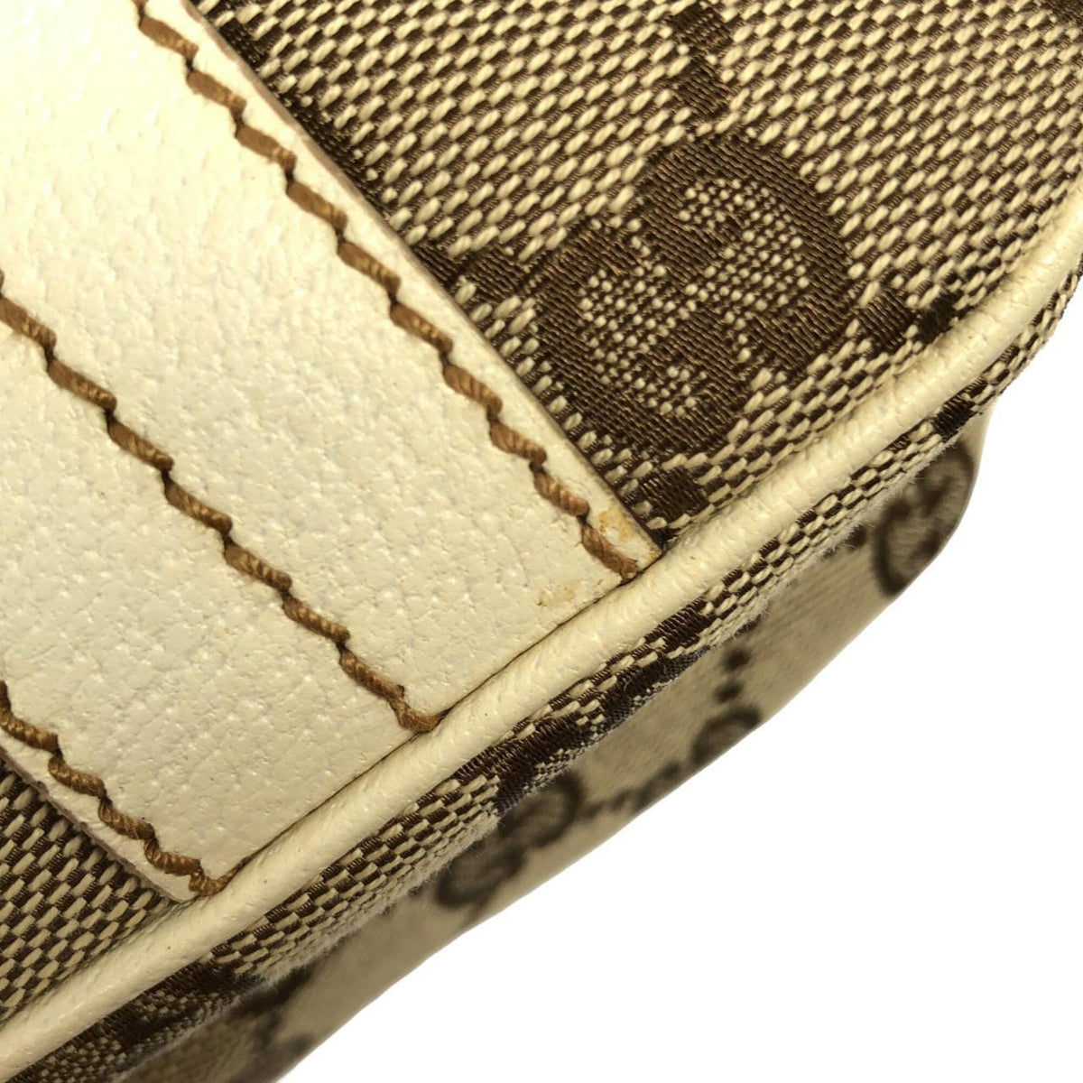 Gucci Beige White Gg Canvas Handbag (Pre-Owned)