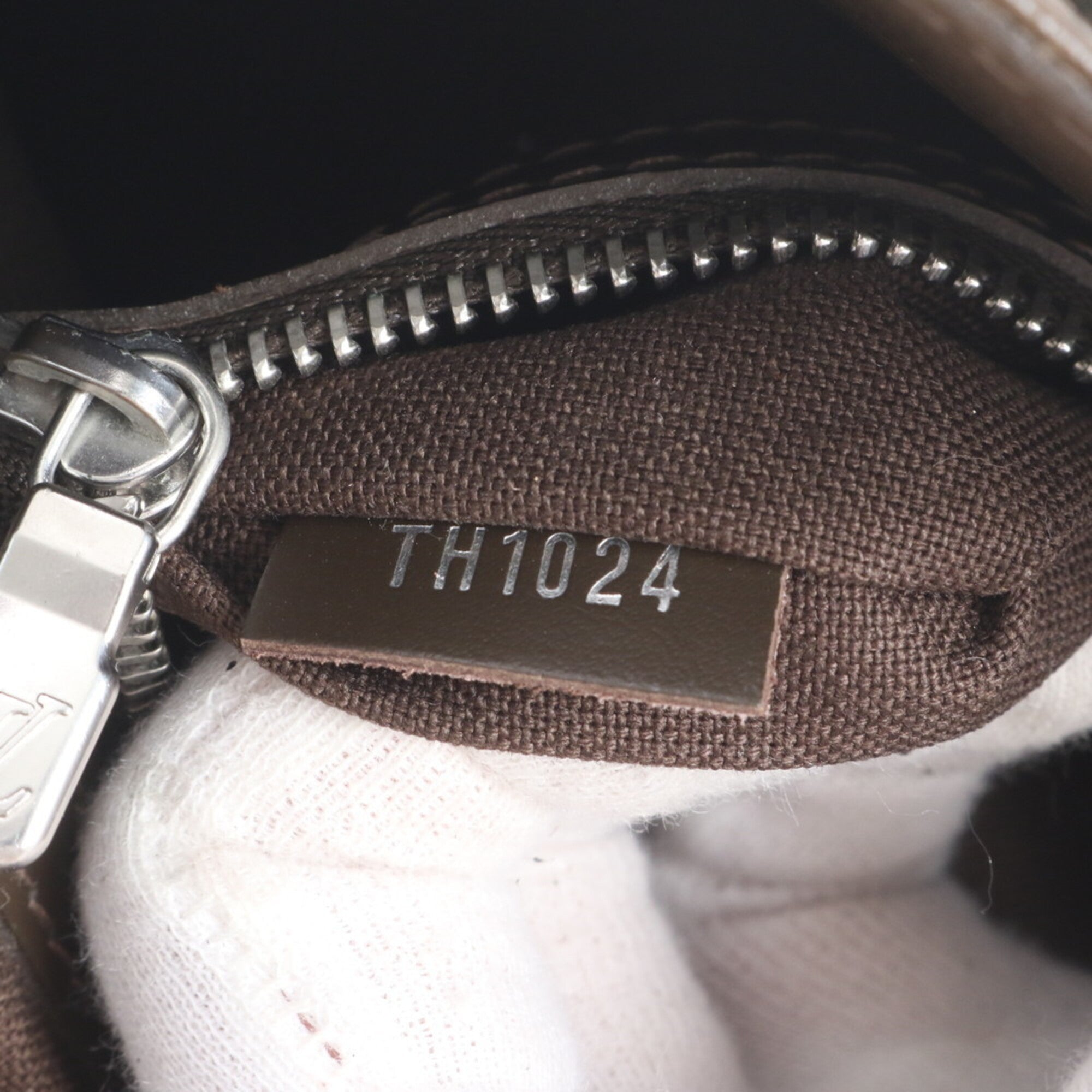 Louis Vuitton Taiga Grizzly Taiga Leather Handbag Tote Bag (Pre-Owned)