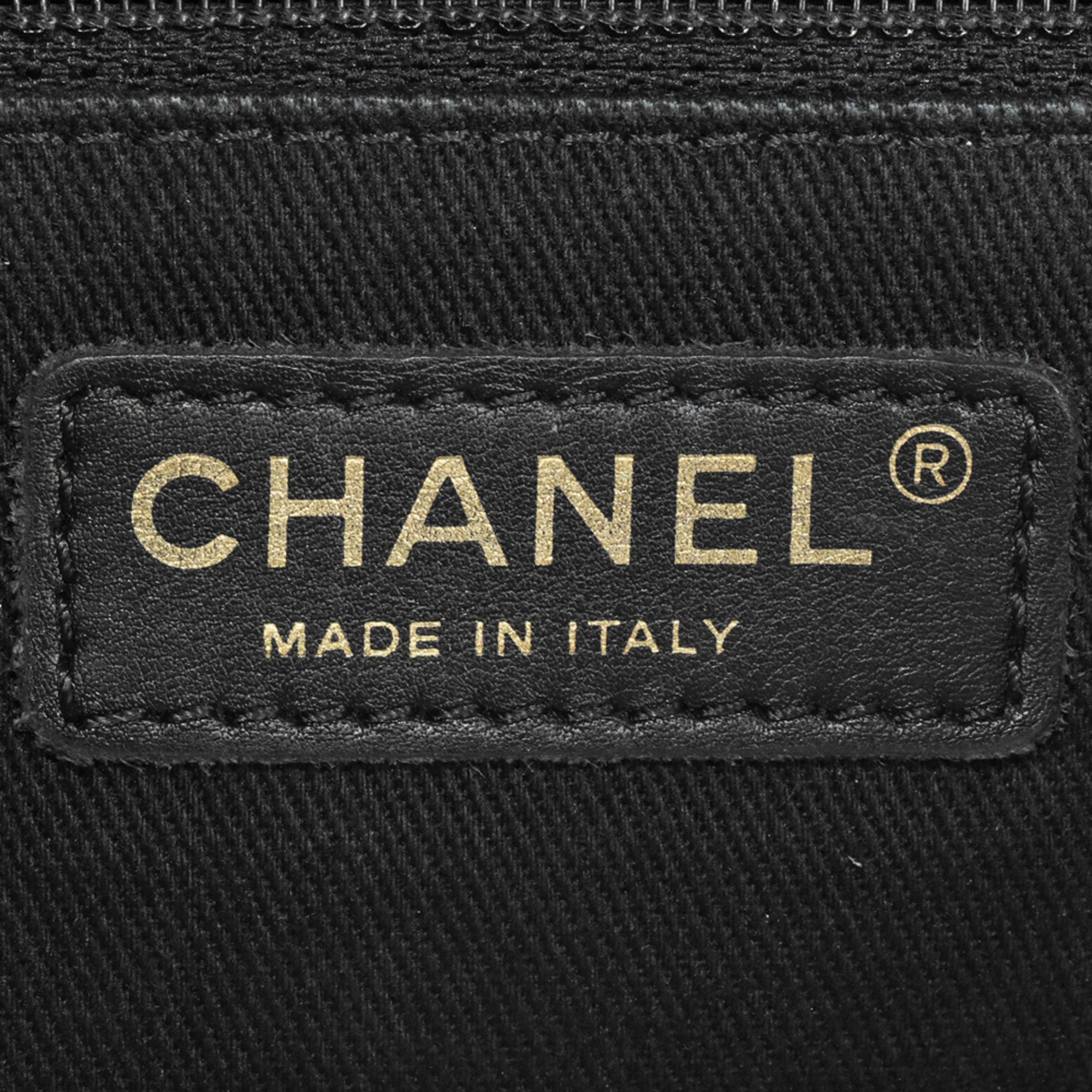 Chanel Chevron (V Stitch) Black Leather Shoulder Bag (Pre-Owned)