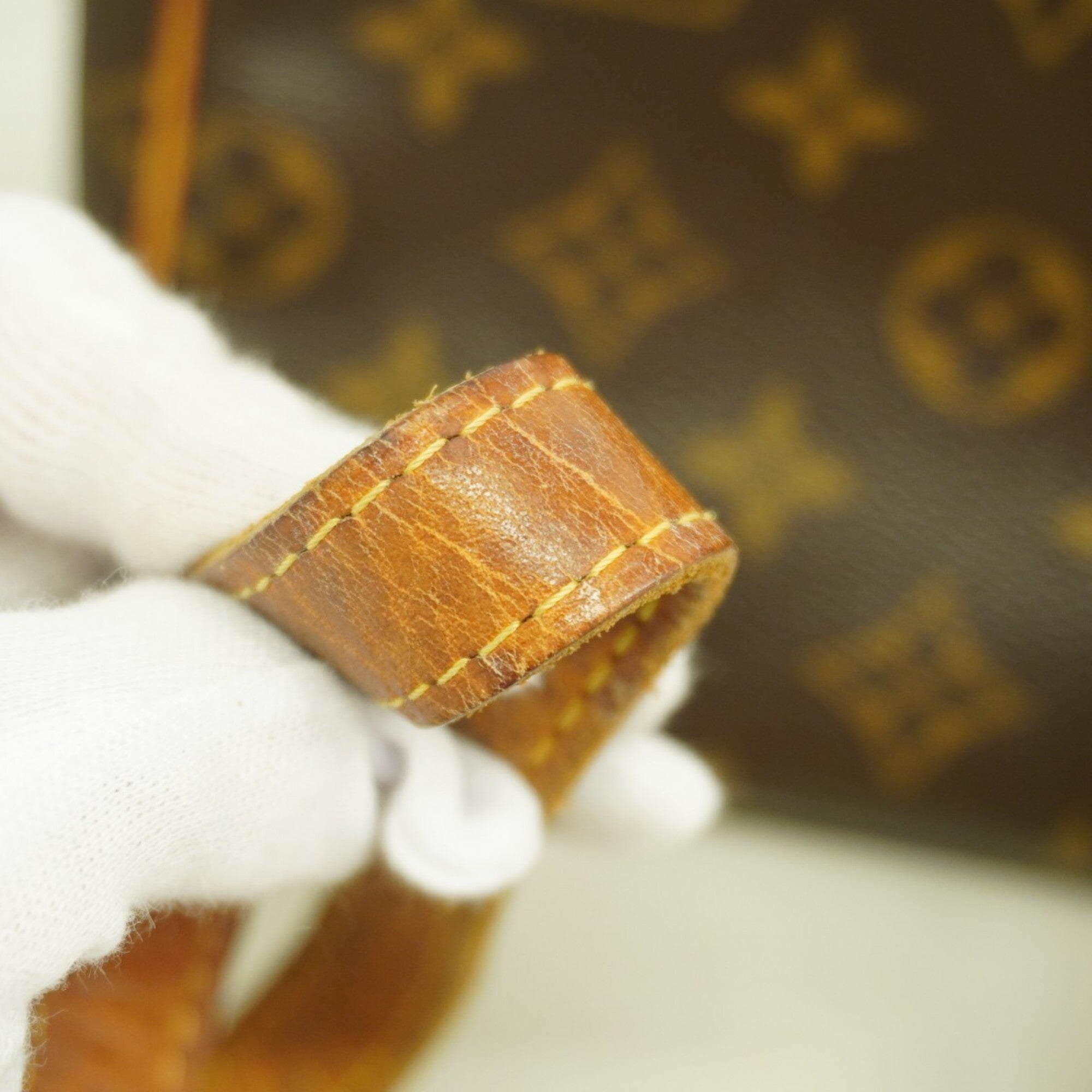 Louis Vuitton Brown Shoulder Bag (Pre-Owned)