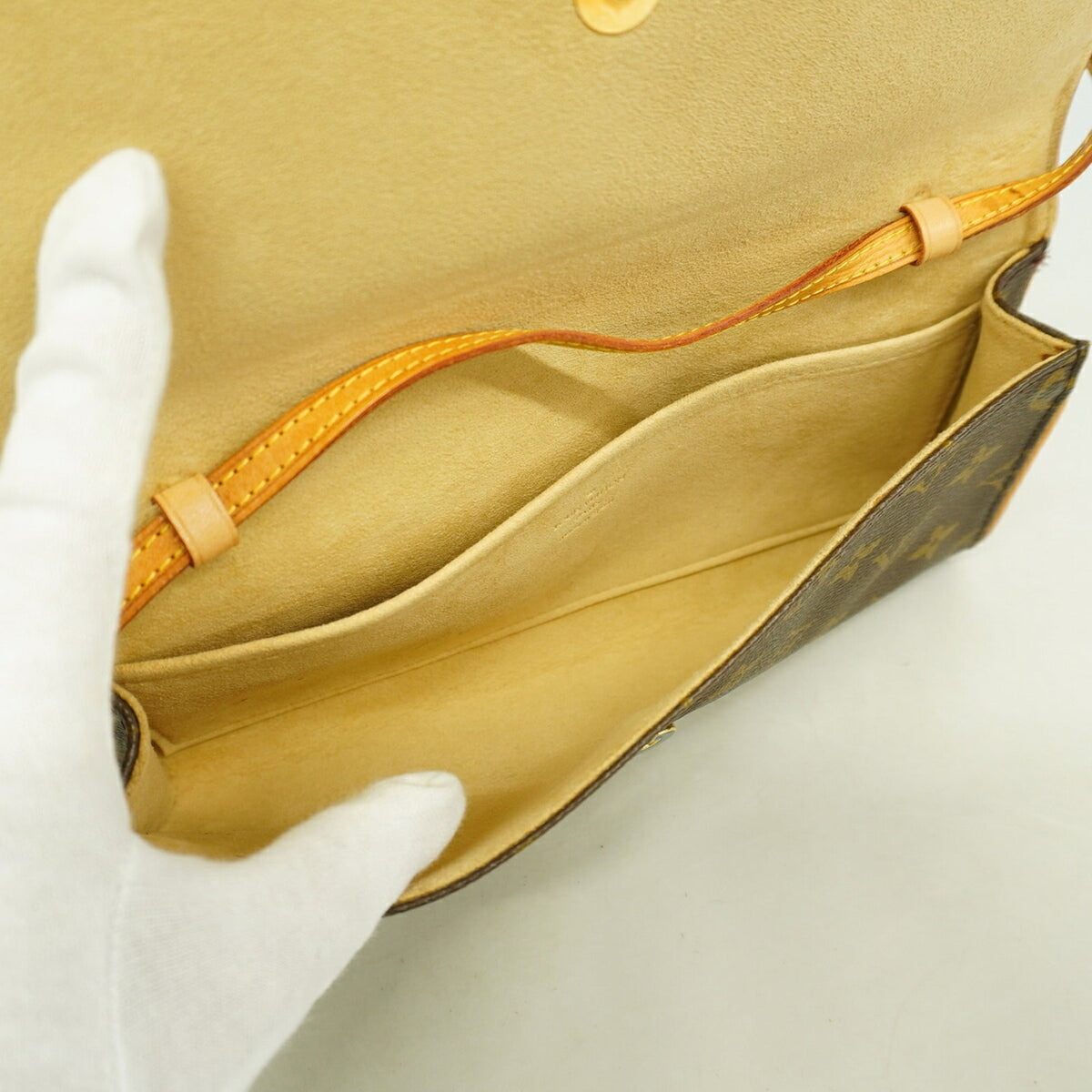Louis Vuitton Brown Shoulder Bag (Pre-Owned)