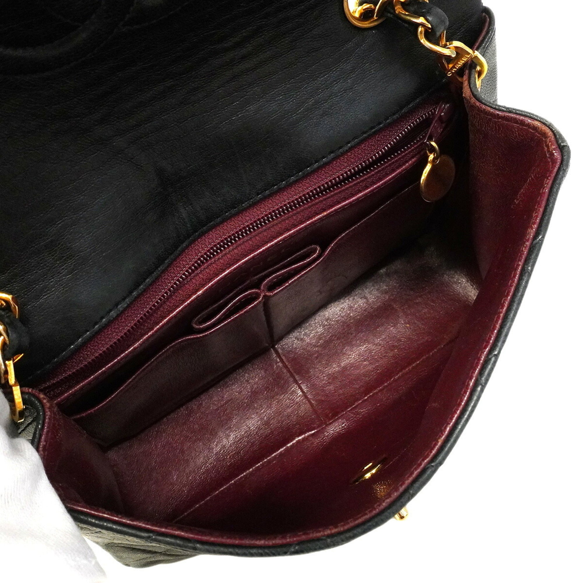 Chanel Black Leather Shoulder Bag (Pre-Owned)