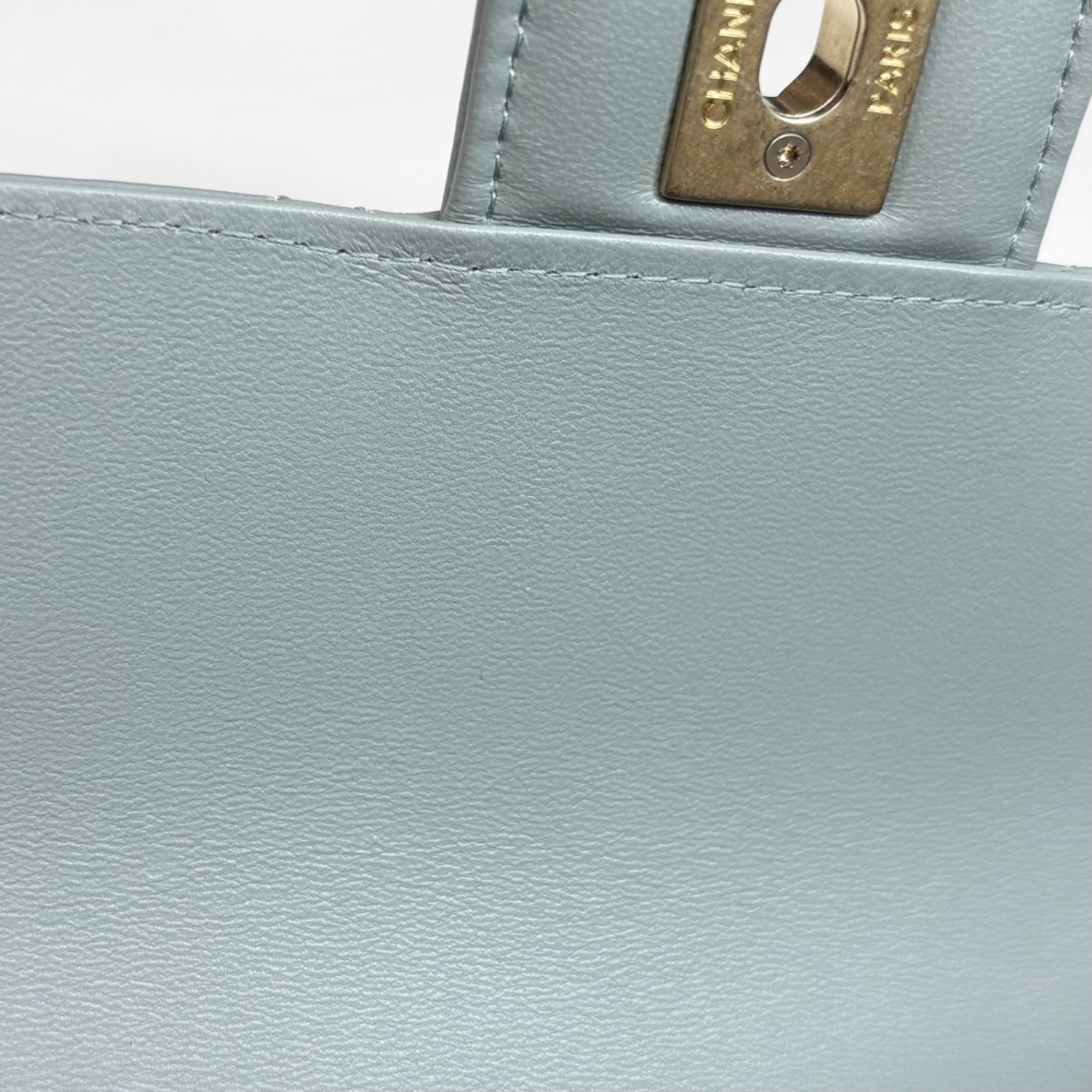 Chanel Green White Leather Shoulder Bag (Pre-Owned)