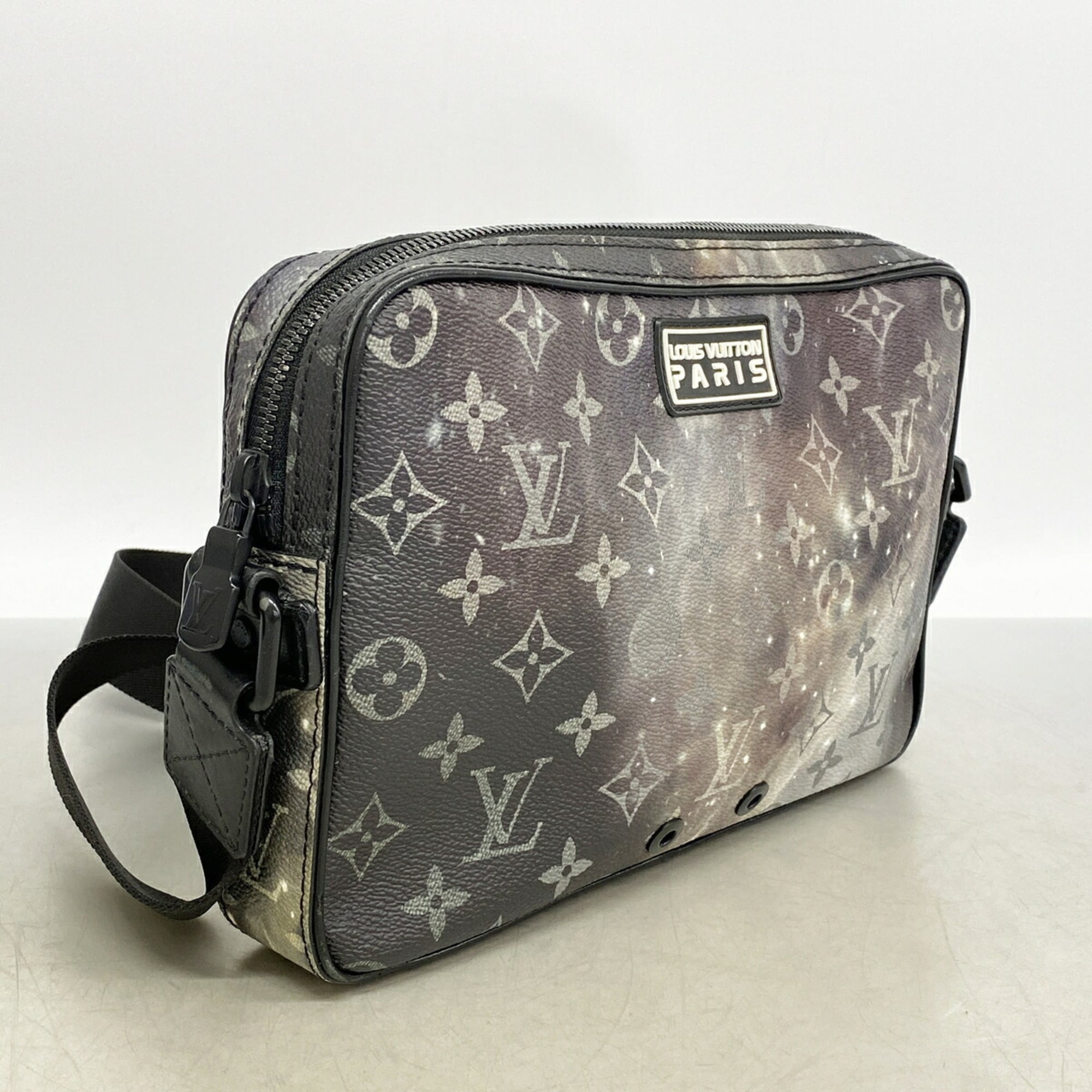 Louis Vuitton Black Shoulder Bag (Pre-Owned)