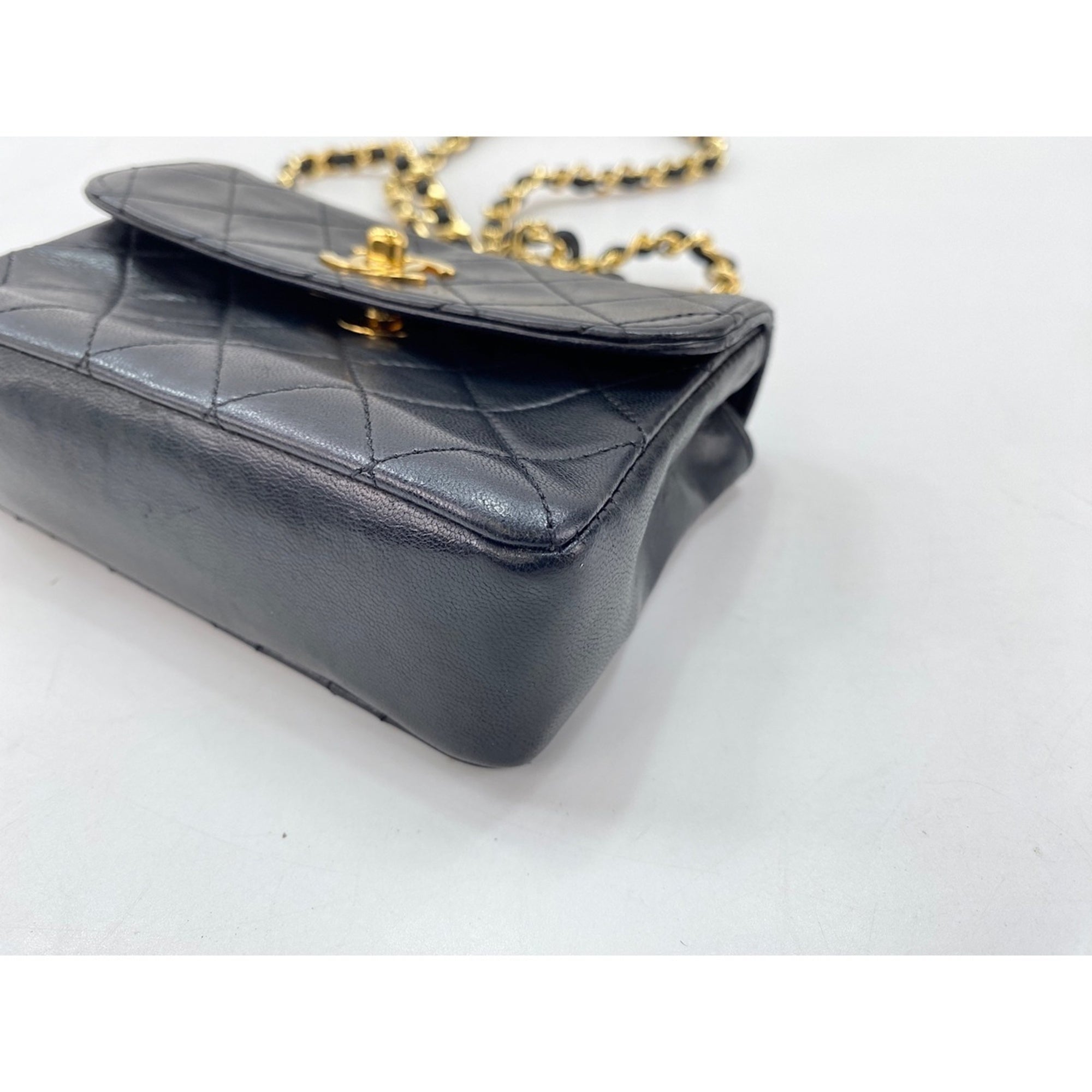 Chanel Black Shoulder Bag (Pre-Owned)