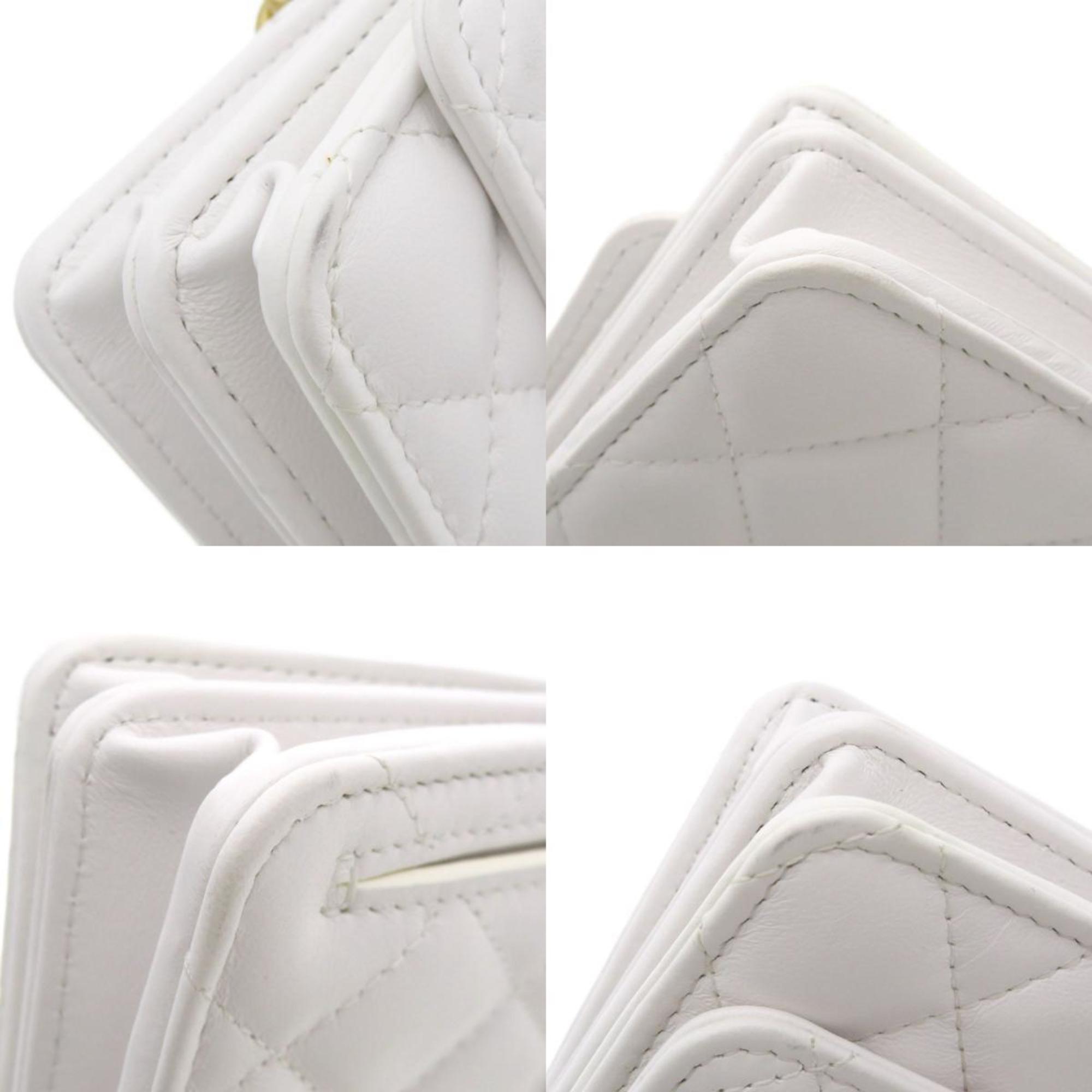 Chanel Matelasse White Leather Shoulder Bag (Pre-Owned)