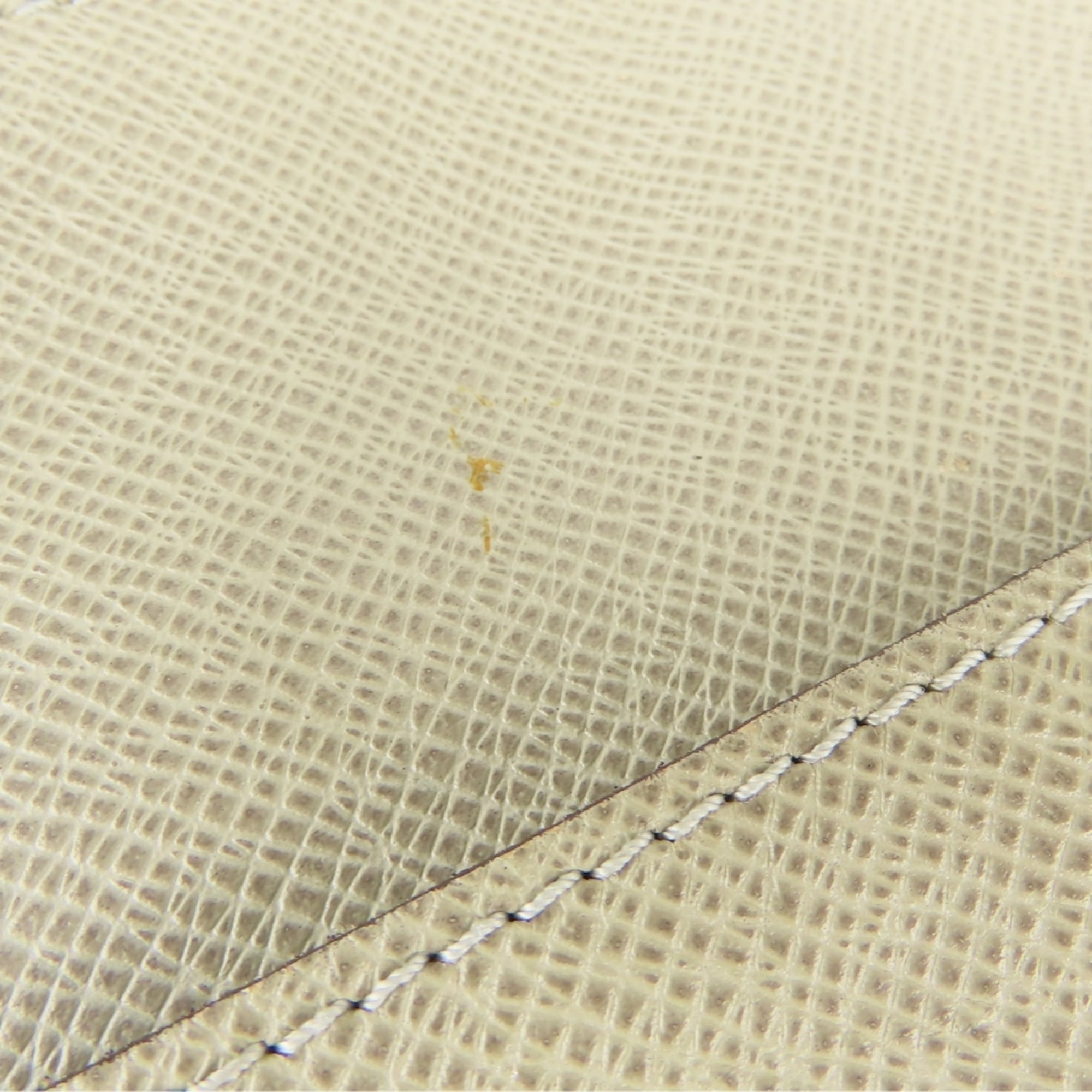 Louis Vuitton Grayish Polaire Taiga Leather Shoulder Bag (Pre-Owned)