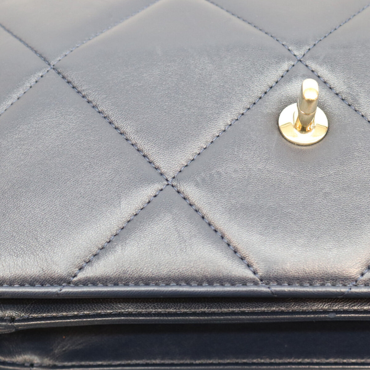 Chanel Black Leather Shoulder Bag (Pre-Owned)