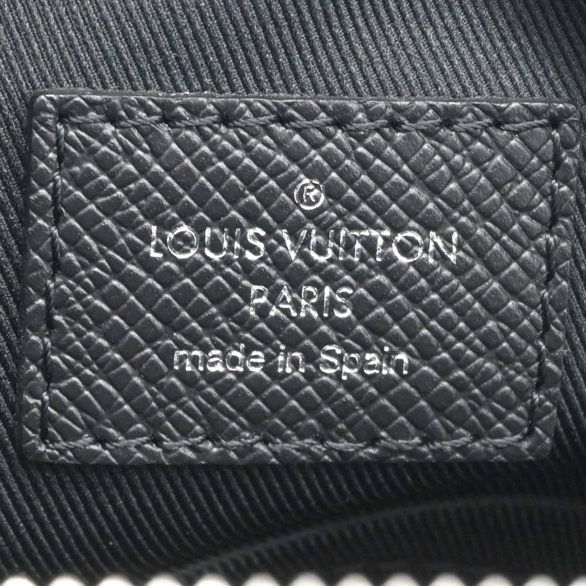 Louis Vuitton Black Taiga Leather Shoulder Bag (Pre-Owned)