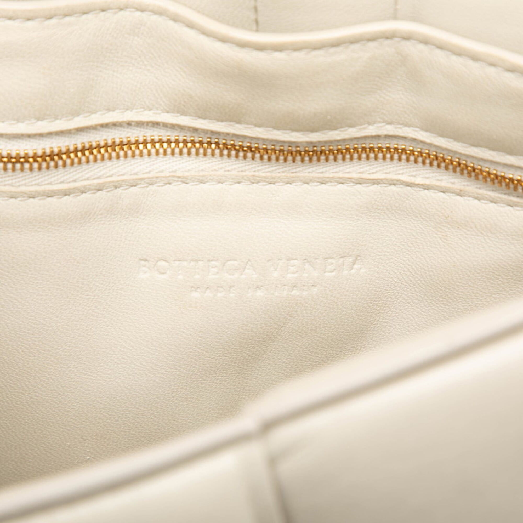 Bottega Veneta Ivory Leather Shoulder Bag (Pre-Owned)