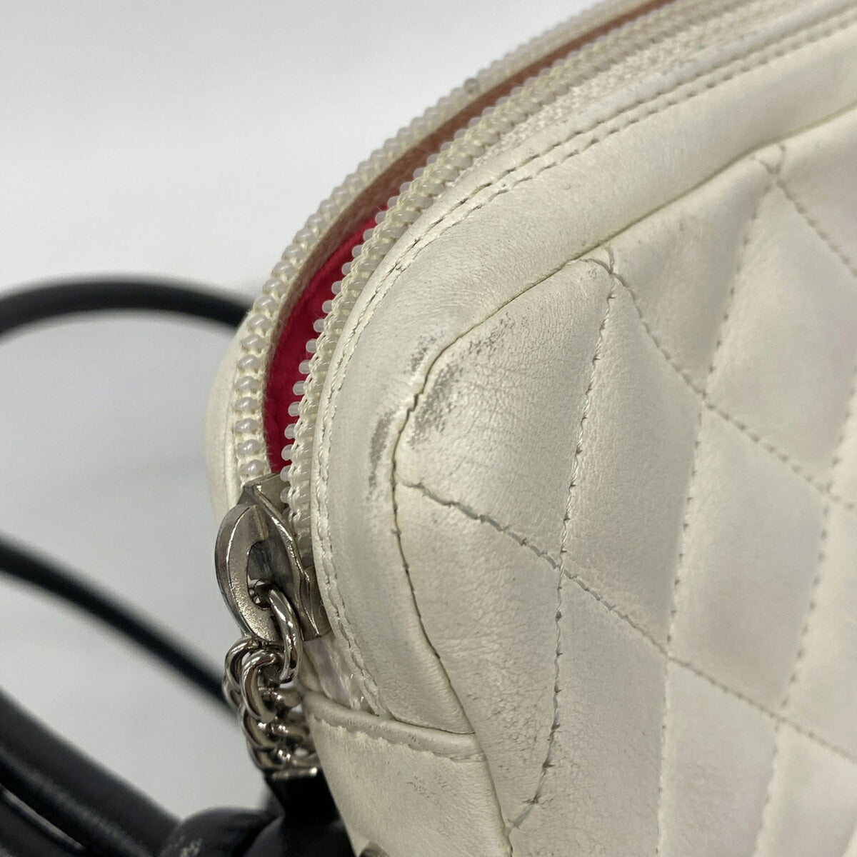 Chanel Black White Leather Shoulder Bag (Pre-Owned)