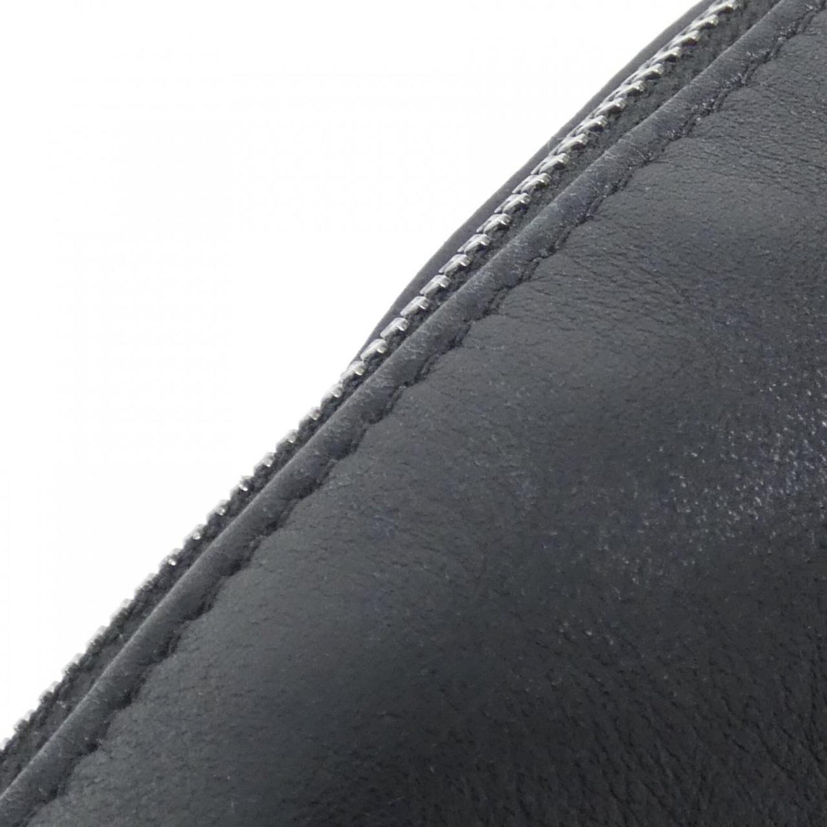 Chanel Black Leather Handbag (Pre-Owned)