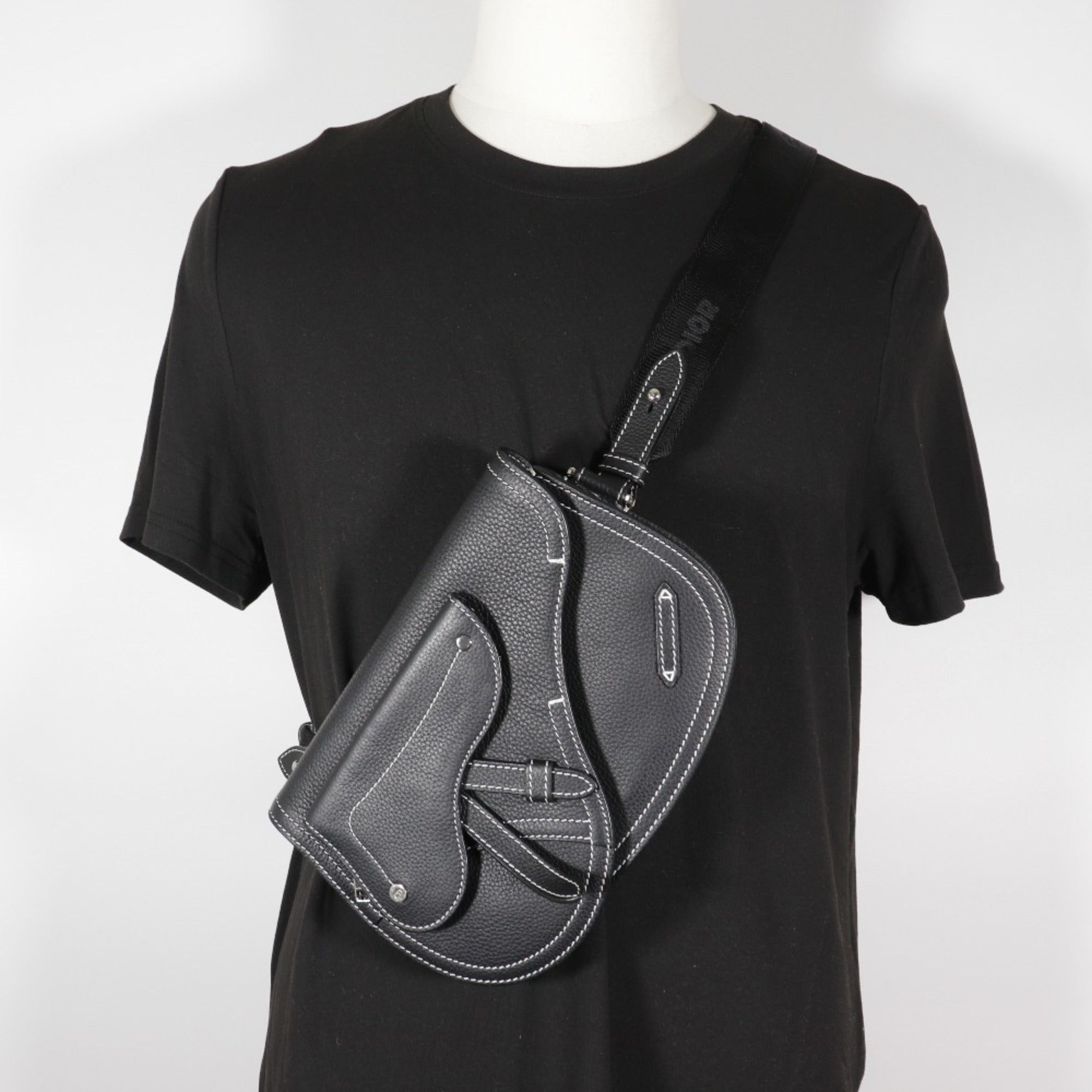 Christian Dior Black Leather Sling Bag (Pre-Owned)
