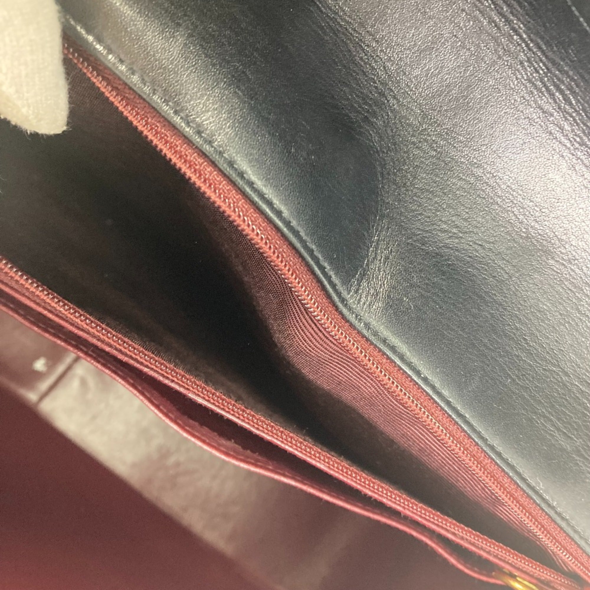 Chanel Black Leather Shoulder Bag (Pre-Owned)