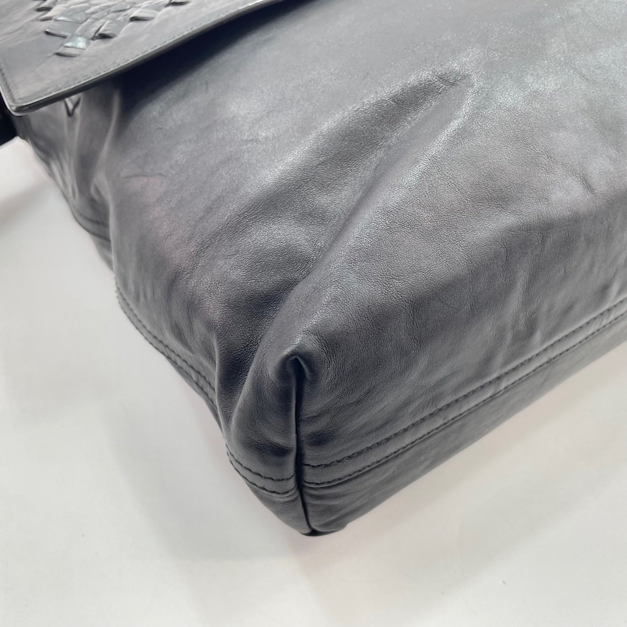 Bottega Veneta Black Messenger Bag (Pre-Owned)