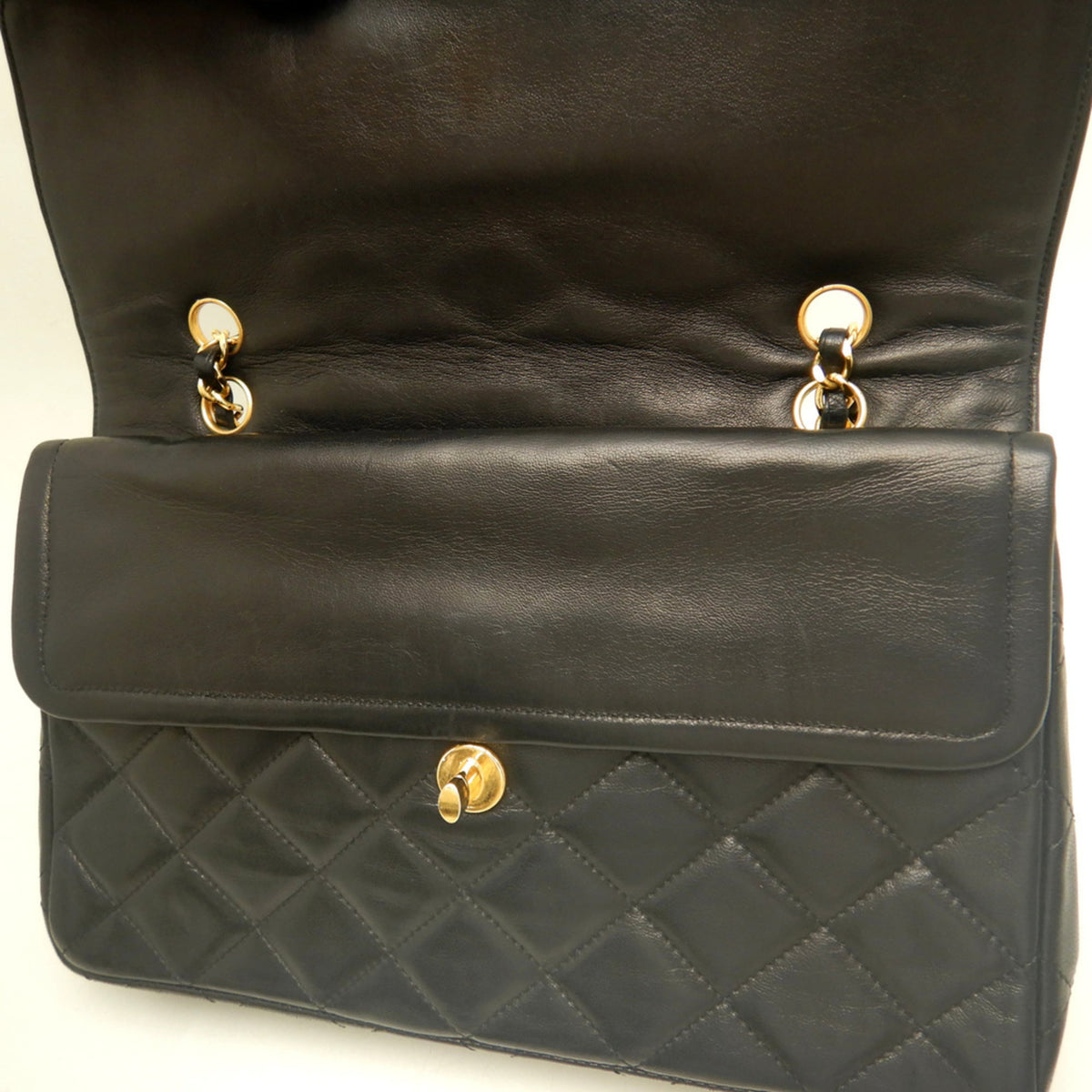 Chanel Black Leather Shoulder Bag (Pre-Owned)