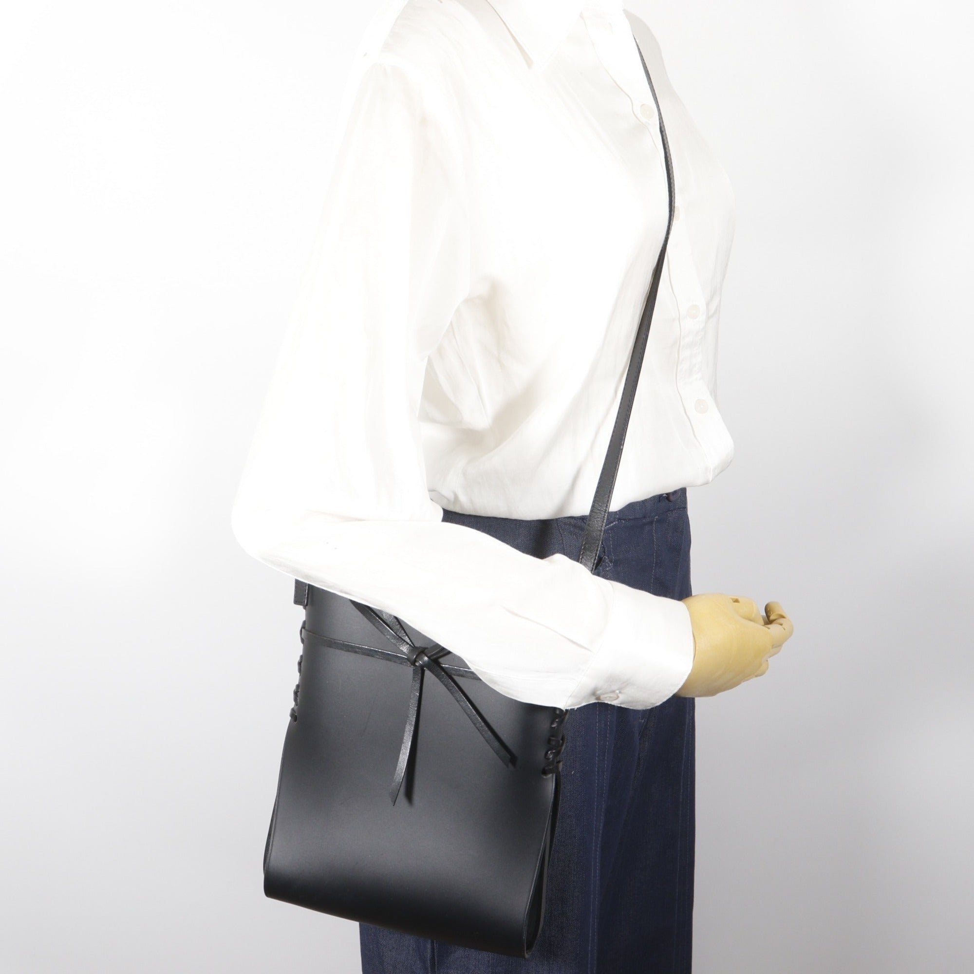 Loewe Black Leather Shoulder Bag (Pre-Owned)