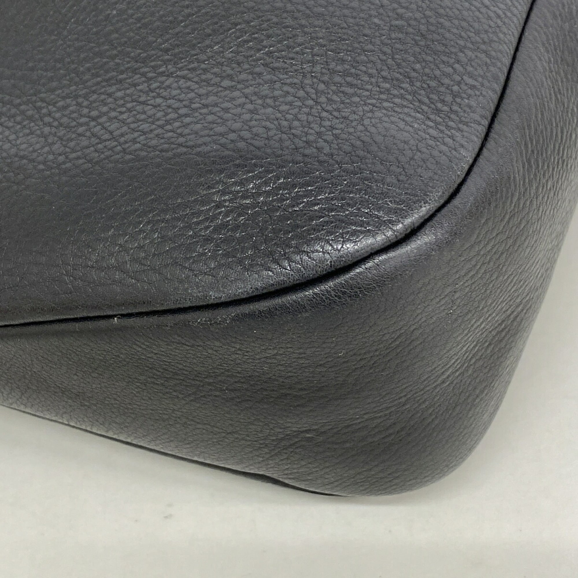 Salvatore Ferragamo Black Leather Shoulder Bag (Pre-Owned)